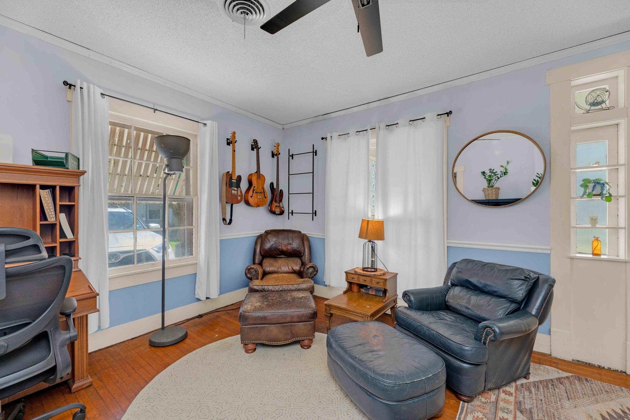 706 W 11th St, Taylor, TX 76574