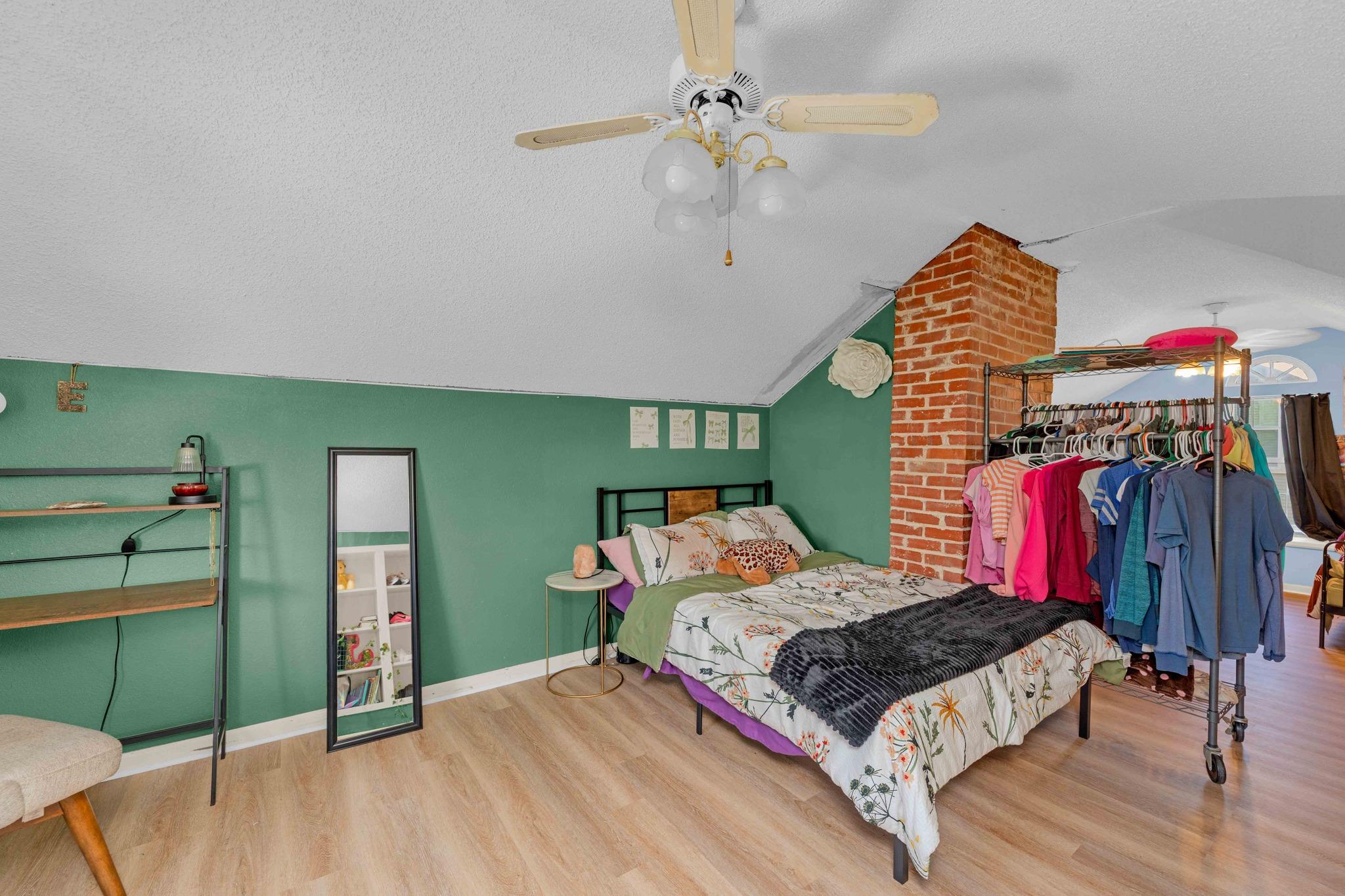 706 W 11th St, Taylor, TX 76574