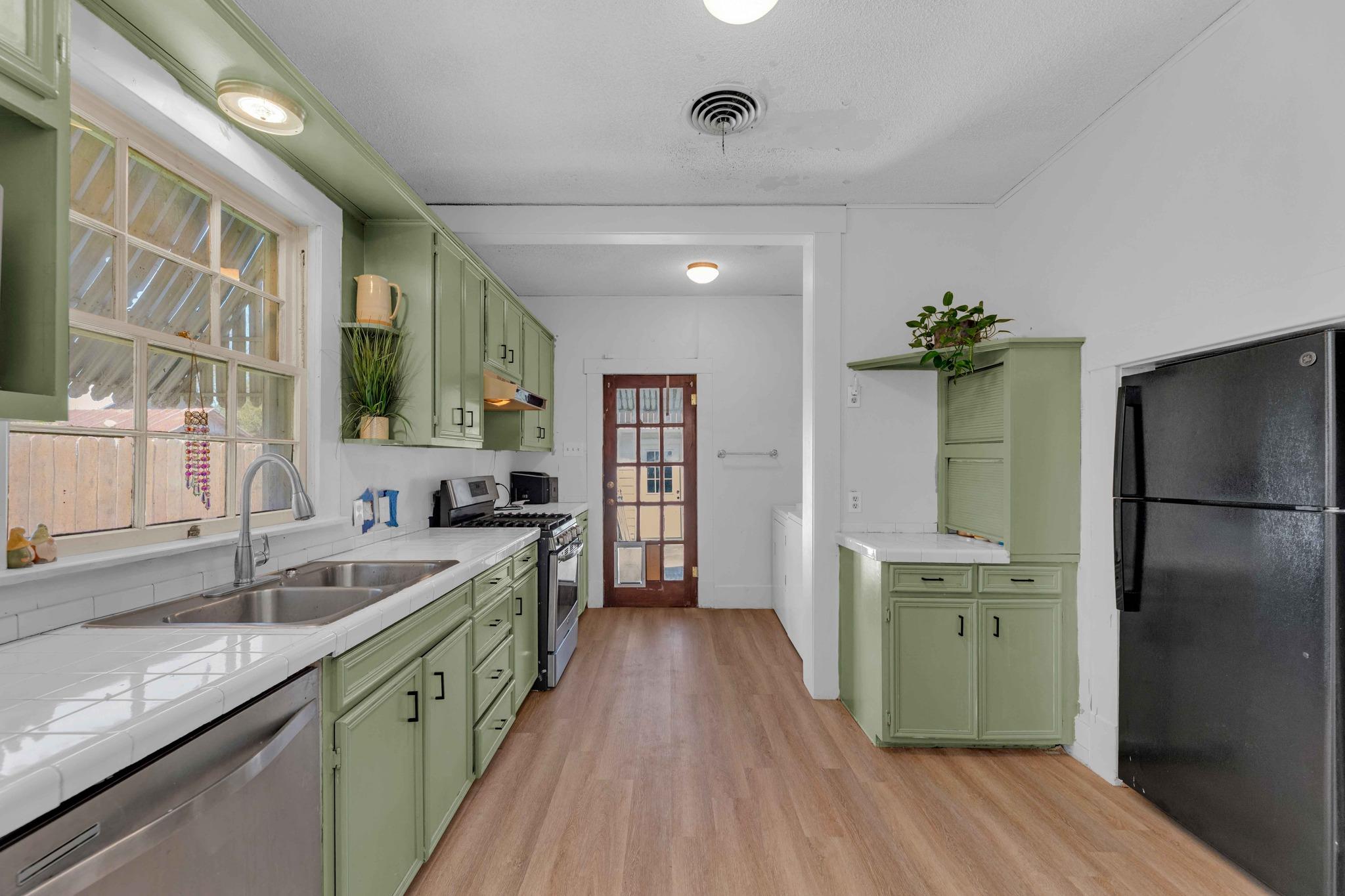 706 W 11th St, Taylor, TX 76574