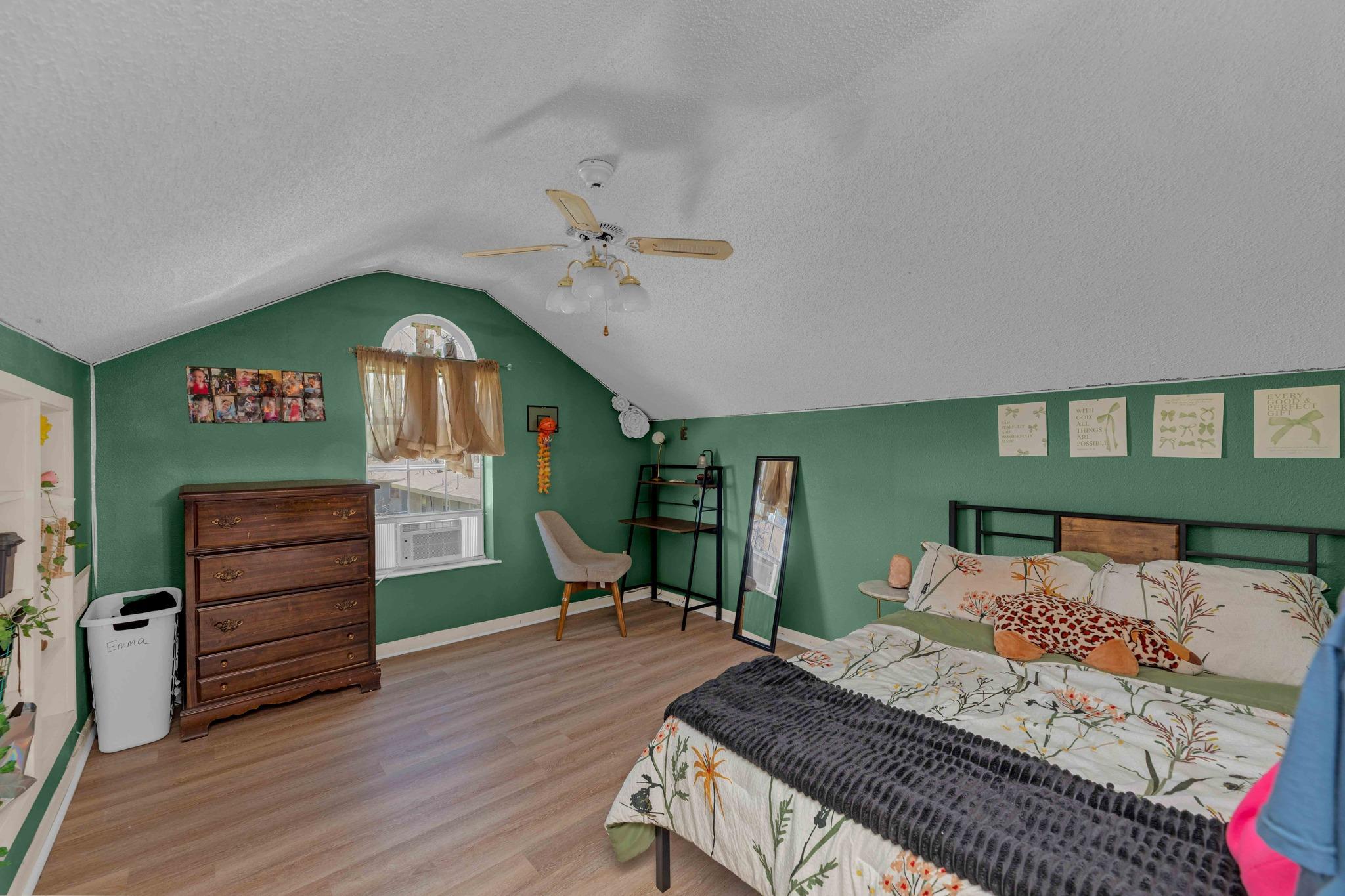 706 W 11th St, Taylor, TX 76574