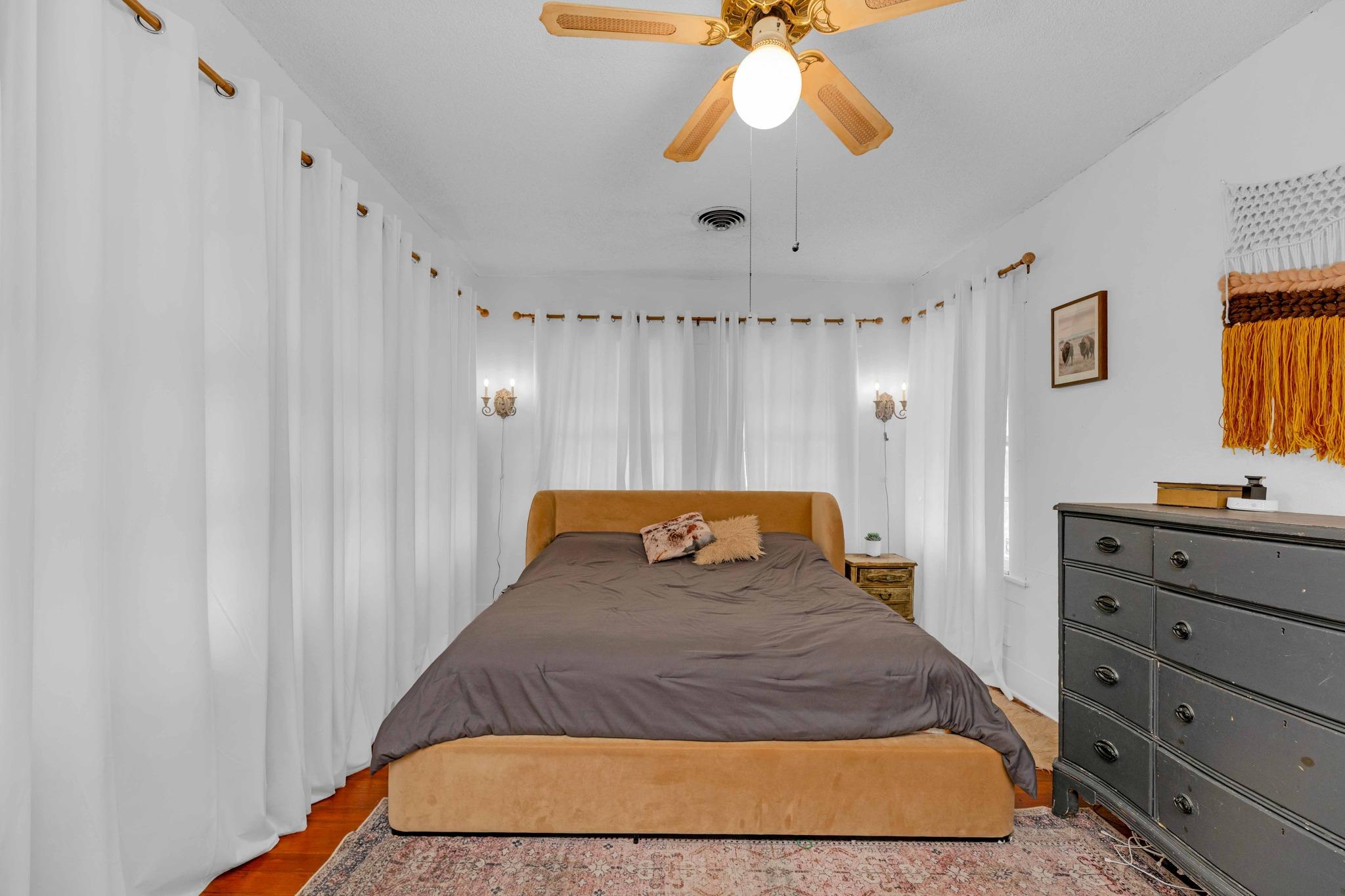 706 W 11th St, Taylor, TX 76574