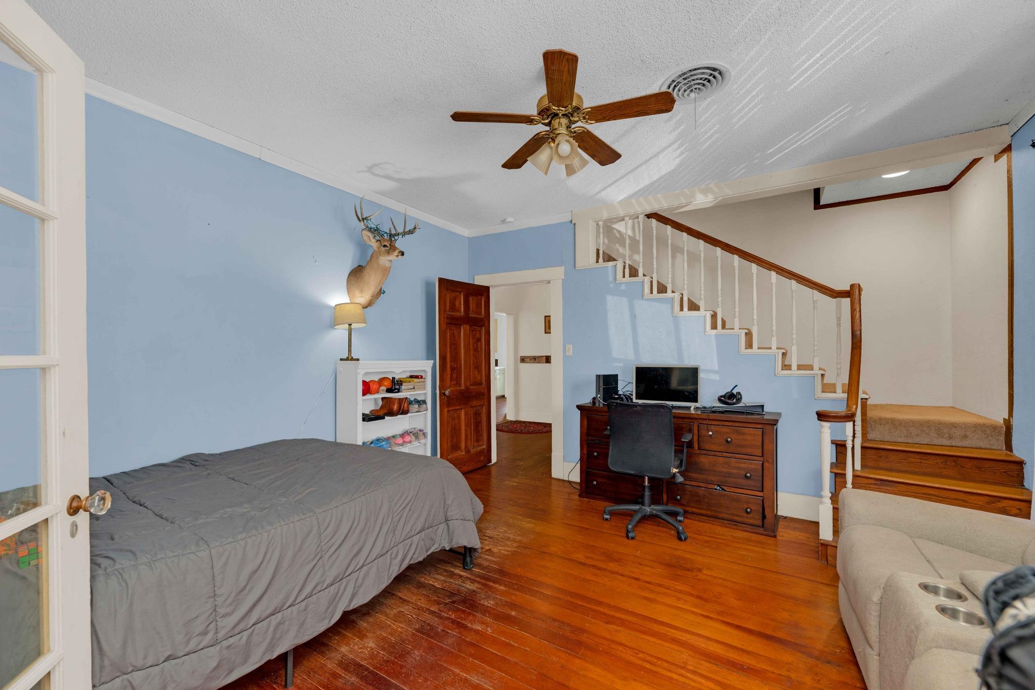 706 W 11th St, Taylor, TX 76574