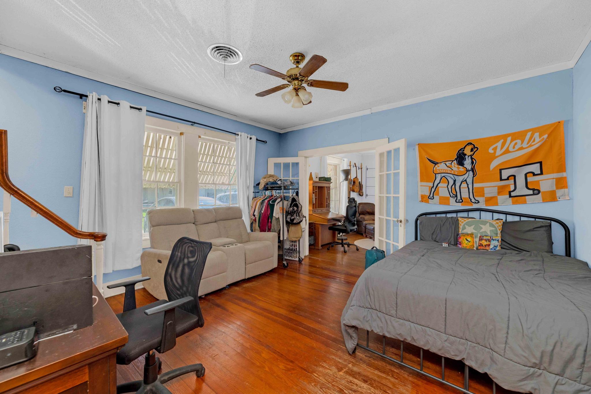 706 W 11th St, Taylor, TX 76574