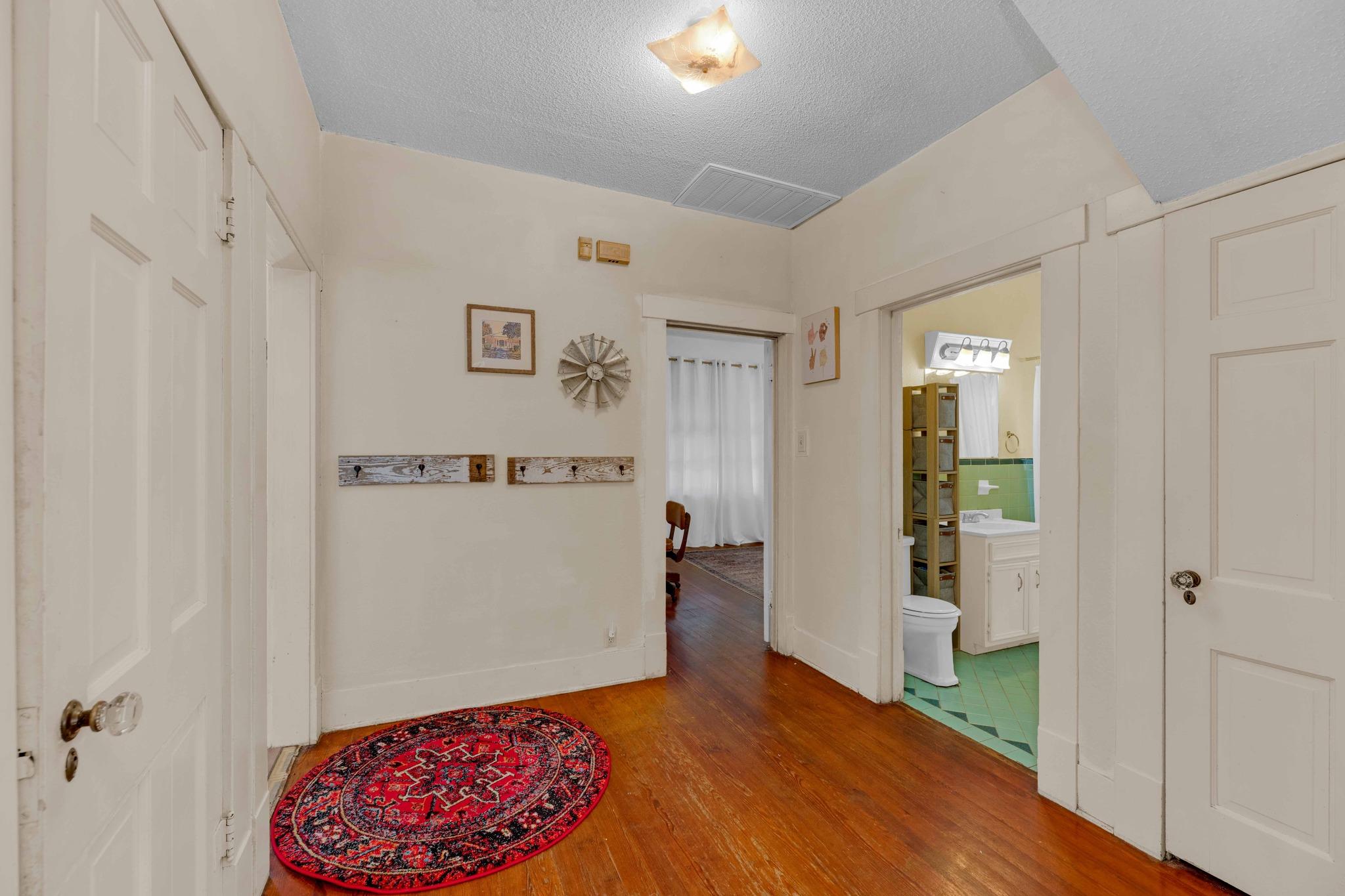 706 W 11th St, Taylor, TX 76574