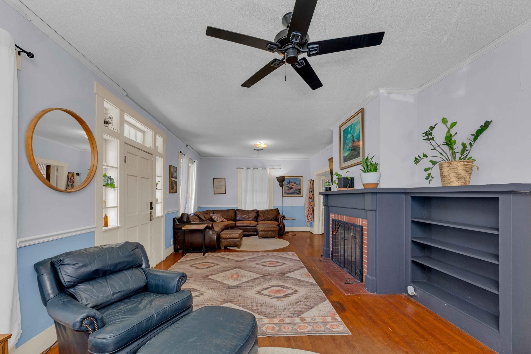 706 W 11th St, Taylor, TX 76574