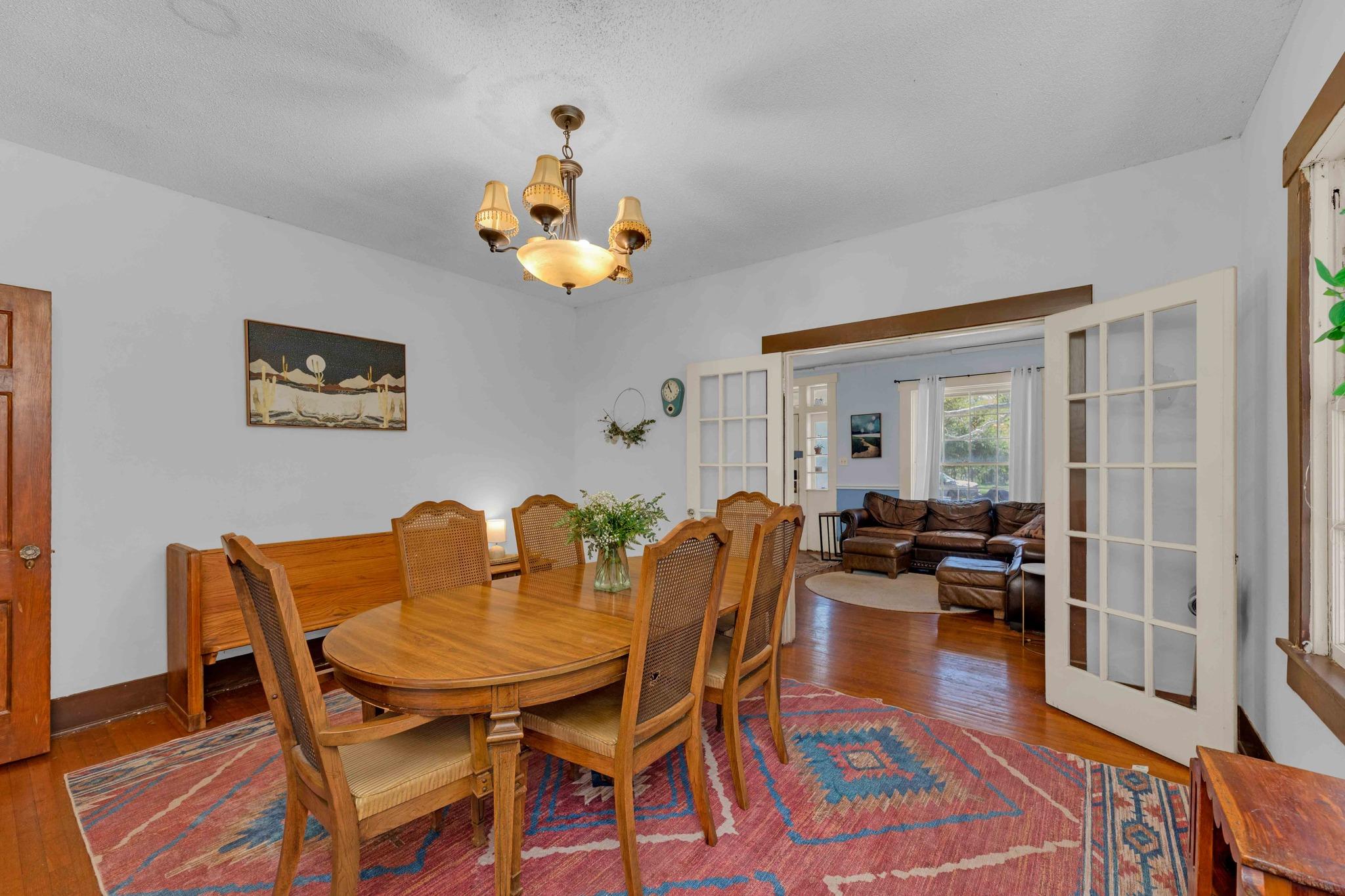706 W 11th St, Taylor, TX 76574