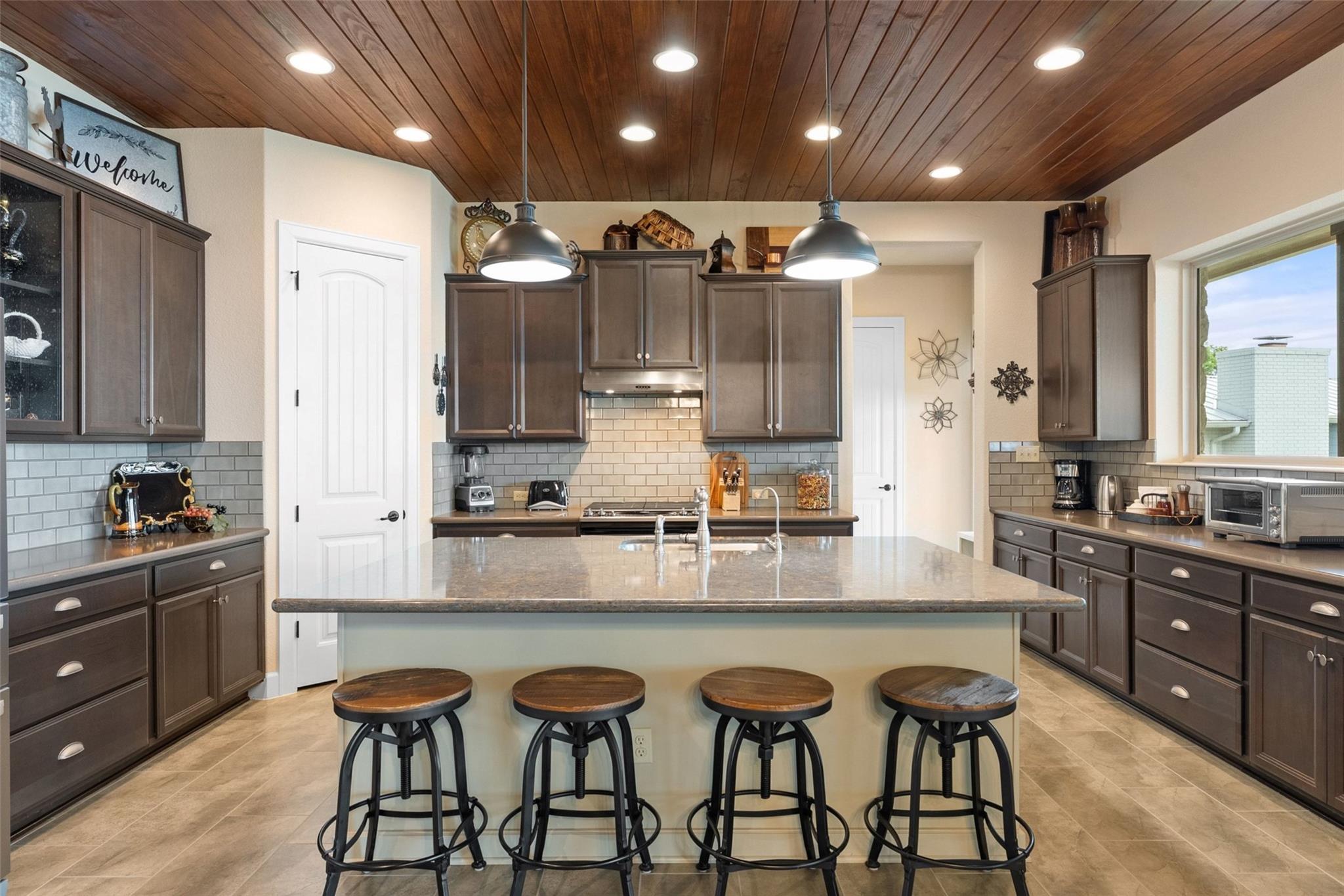 207 Emeralds Dr, Burnet, TX 78611