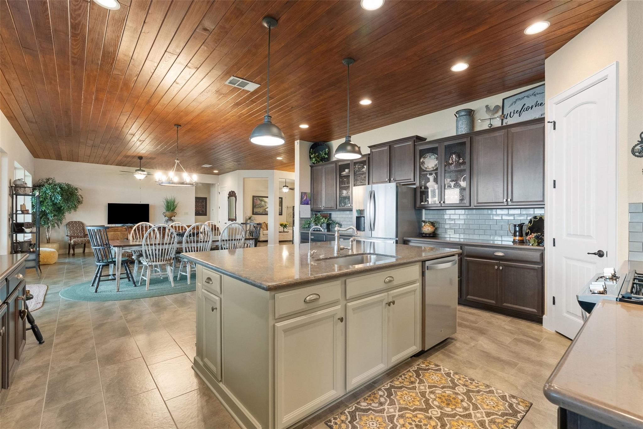 207 Emeralds Dr, Burnet, TX 78611