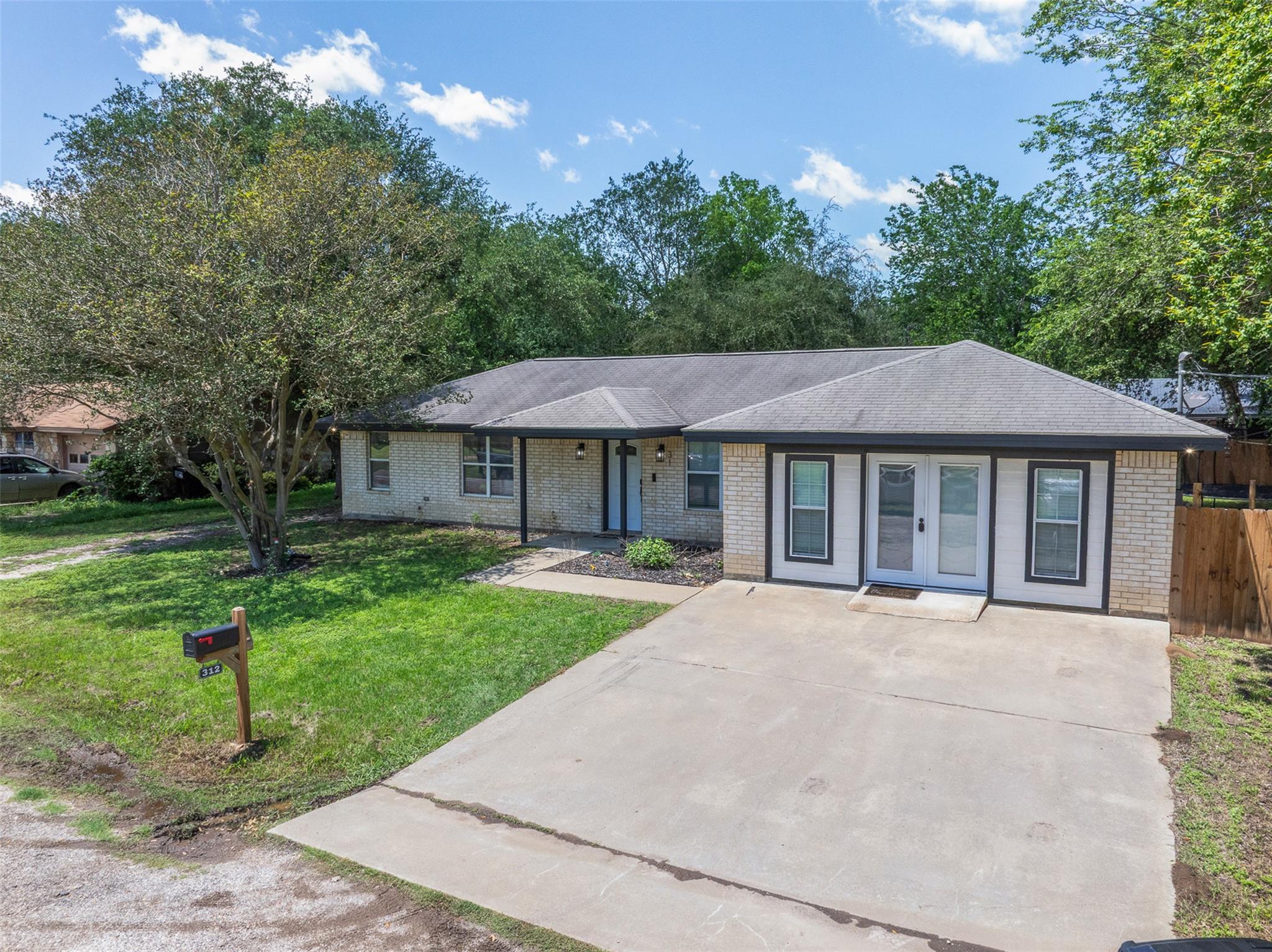 312 Holcombe Dr, Lexington, TX 78947