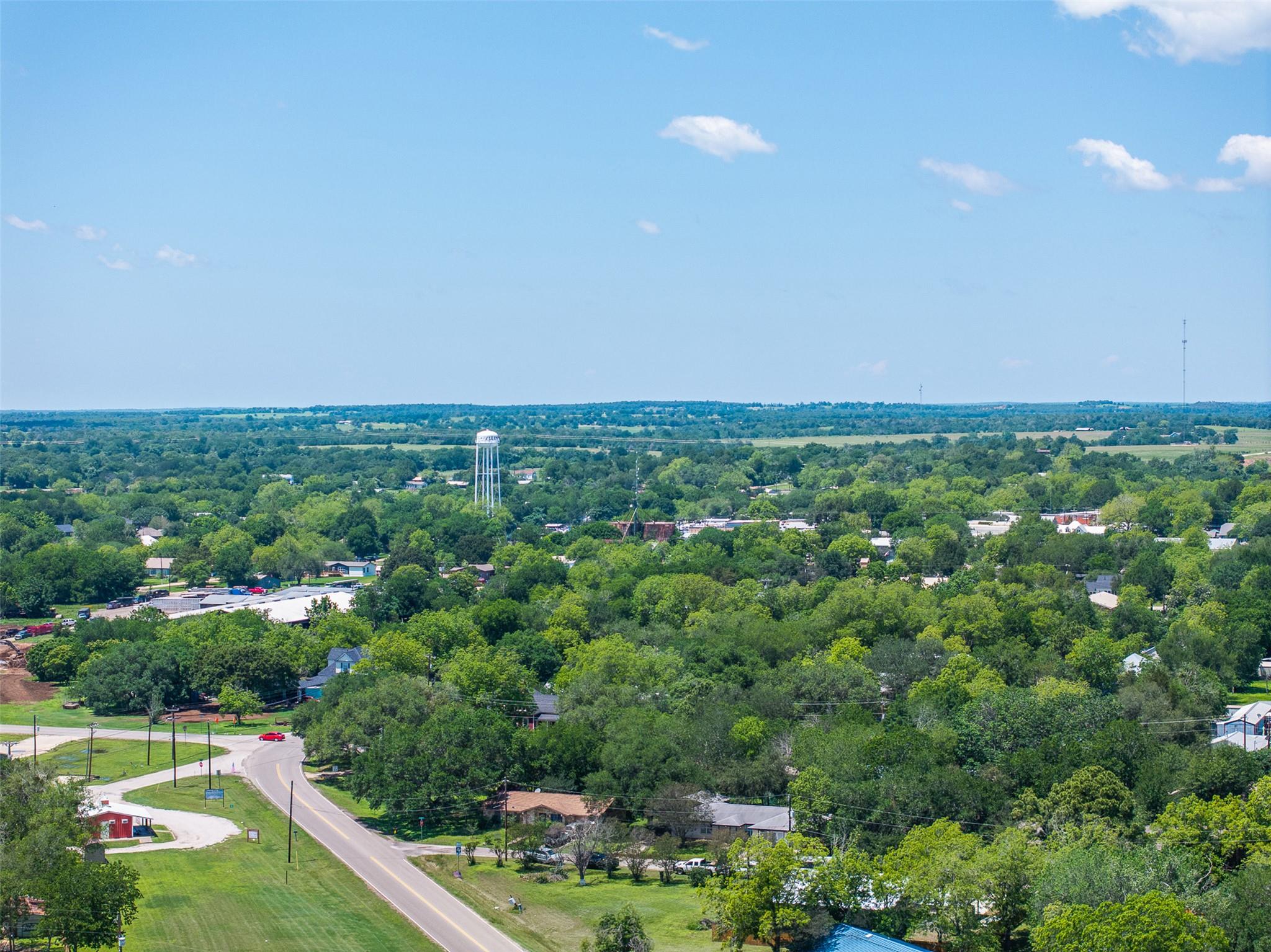 312 Holcombe Dr, Lexington, TX 78947
