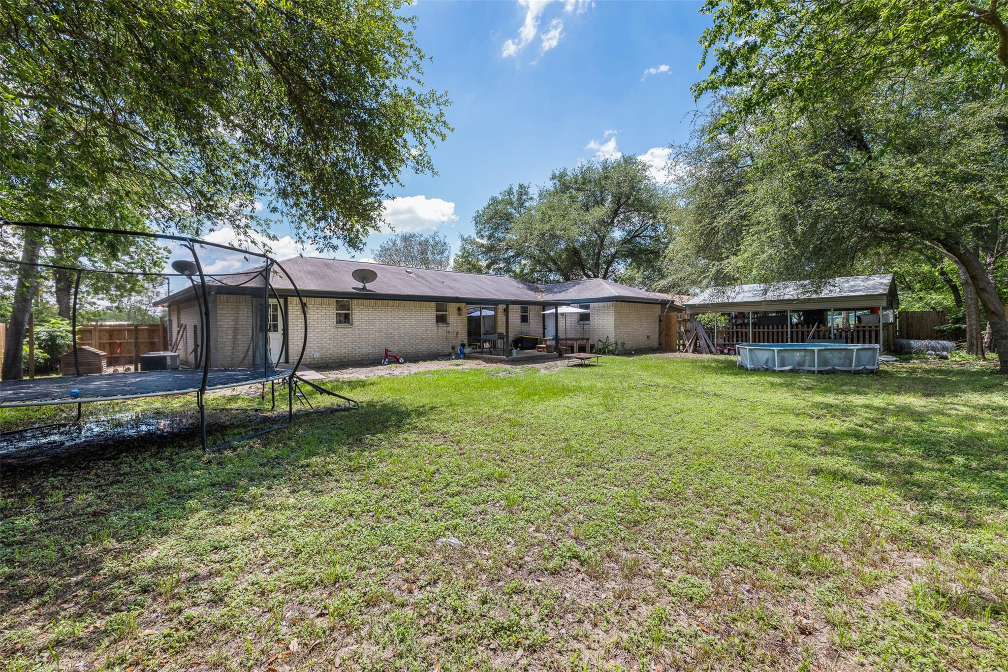 312 Holcombe Dr, Lexington, TX 78947