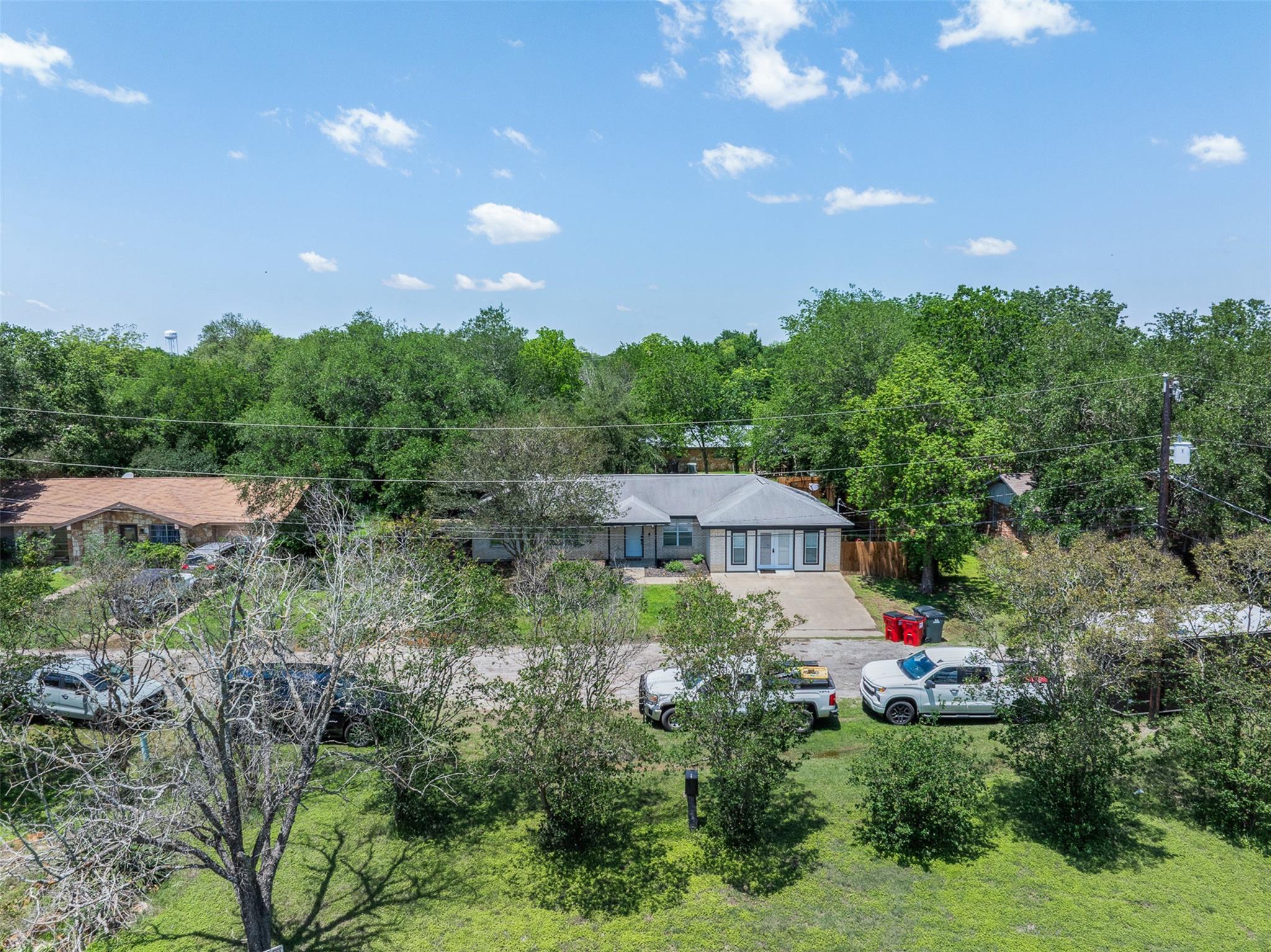 312 Holcombe Dr, Lexington, TX 78947