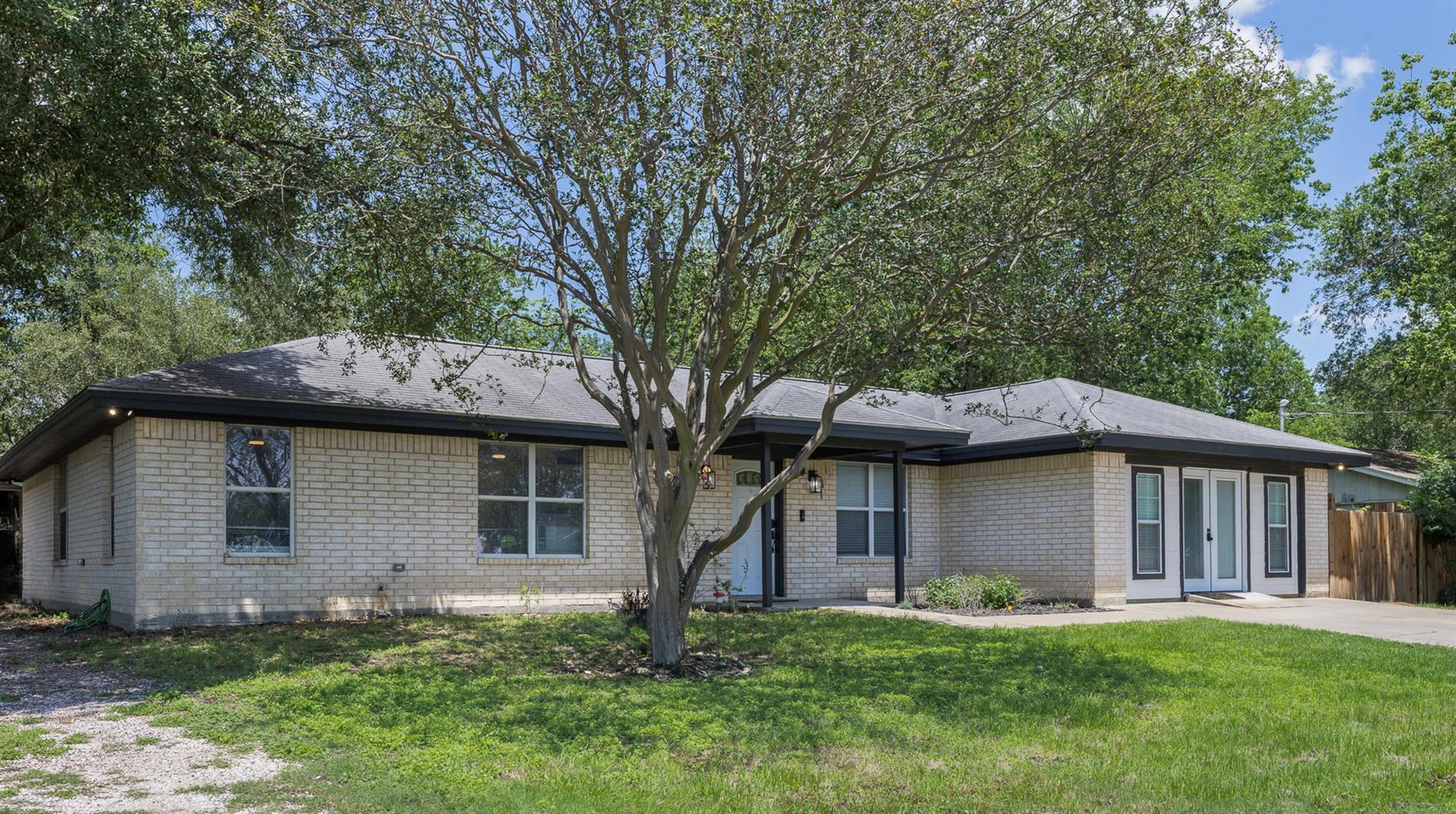 312 Holcombe Dr, Lexington, TX 78947