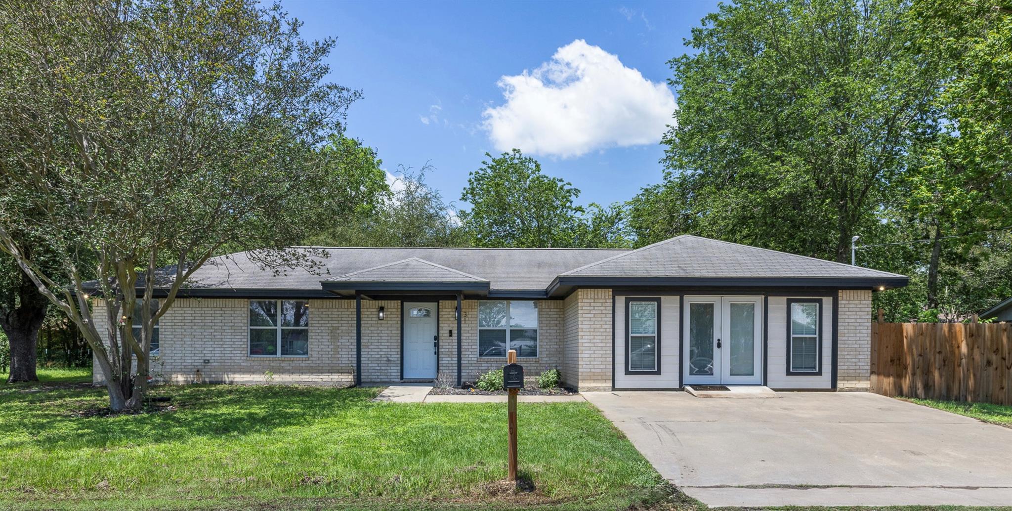 312 Holcombe Dr, Lexington, TX 78947