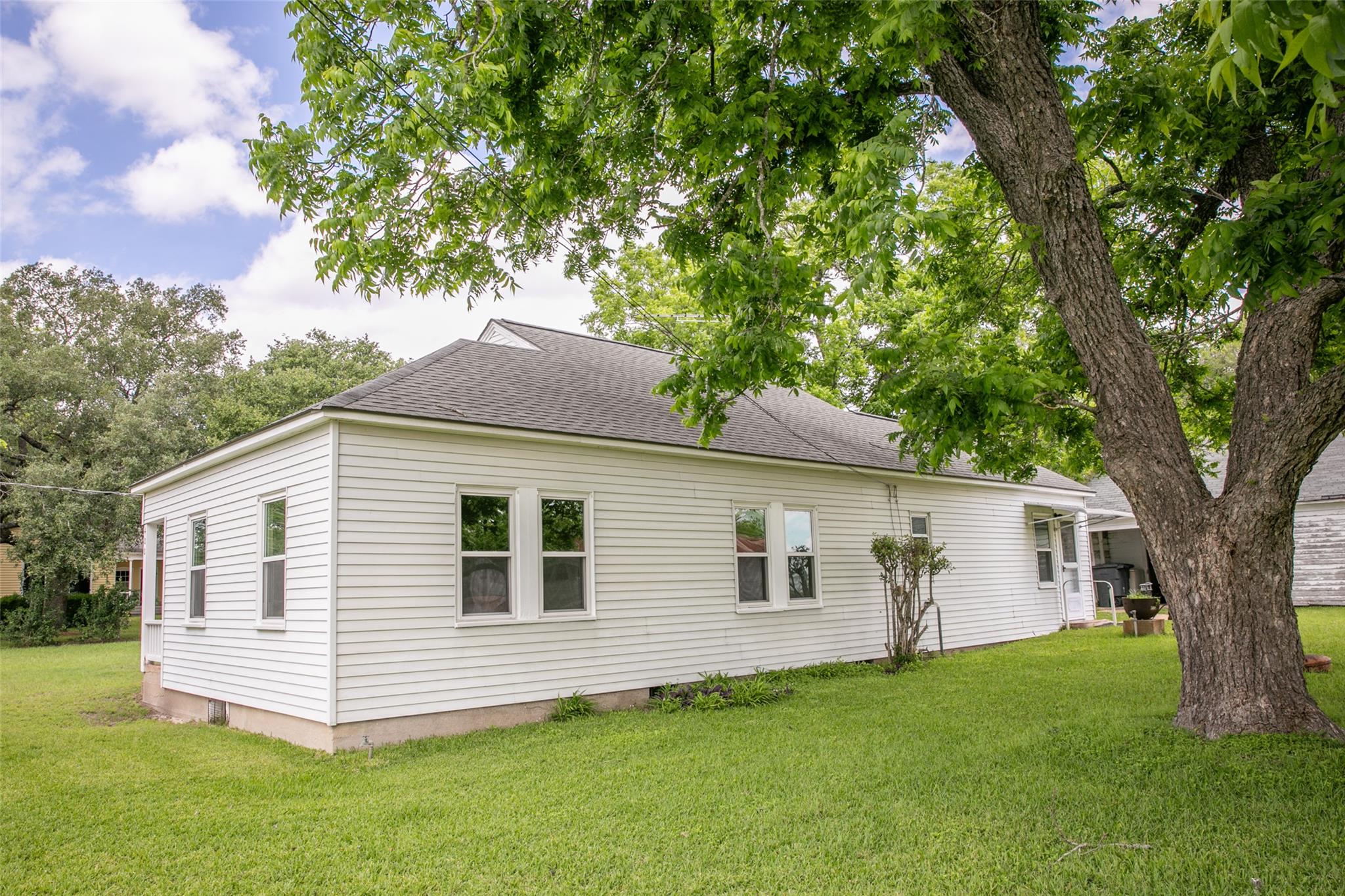 400 N Brazos St, Burton, TX 77835