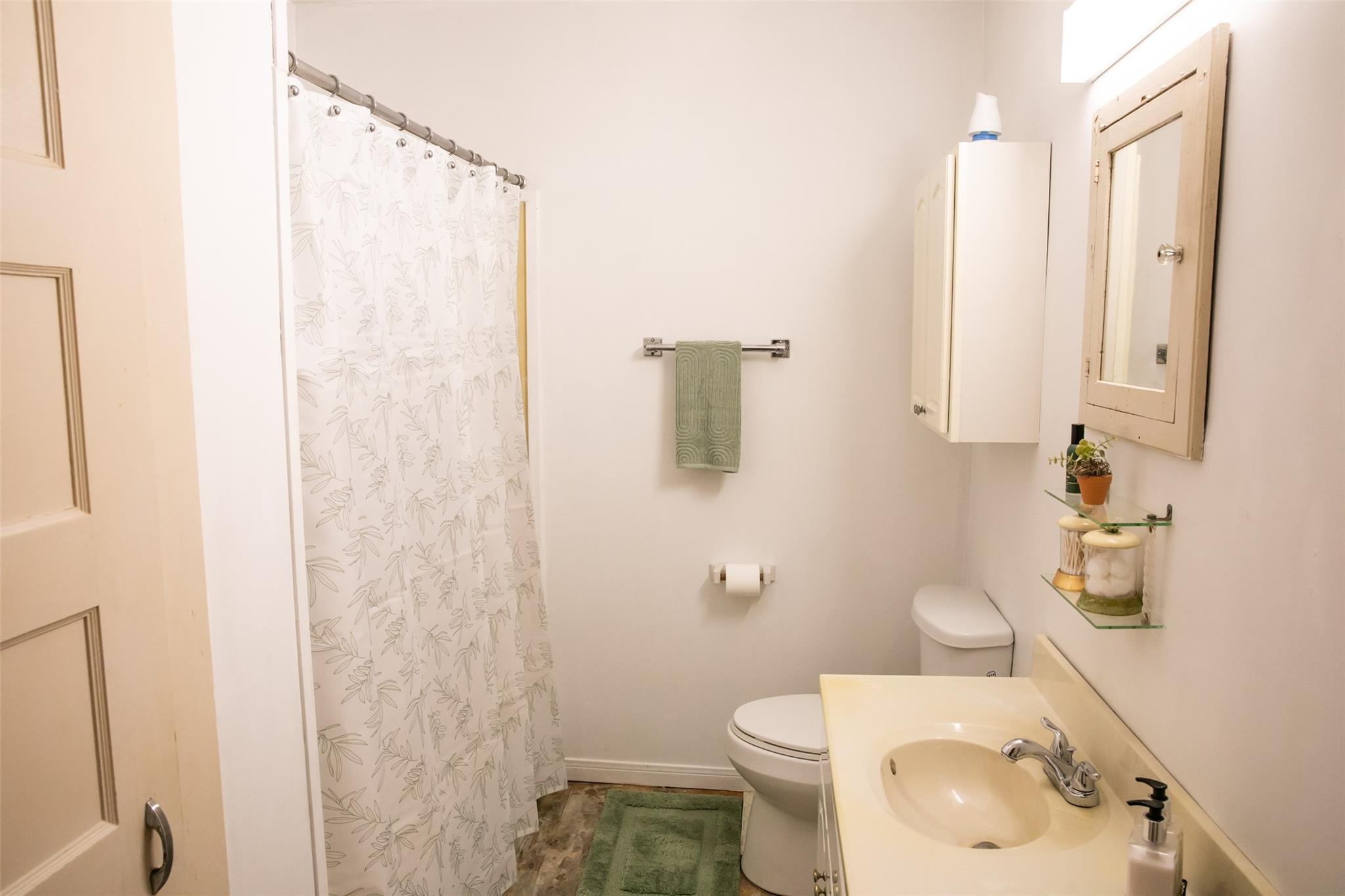 400 N Brazos St, Burton, TX 77835