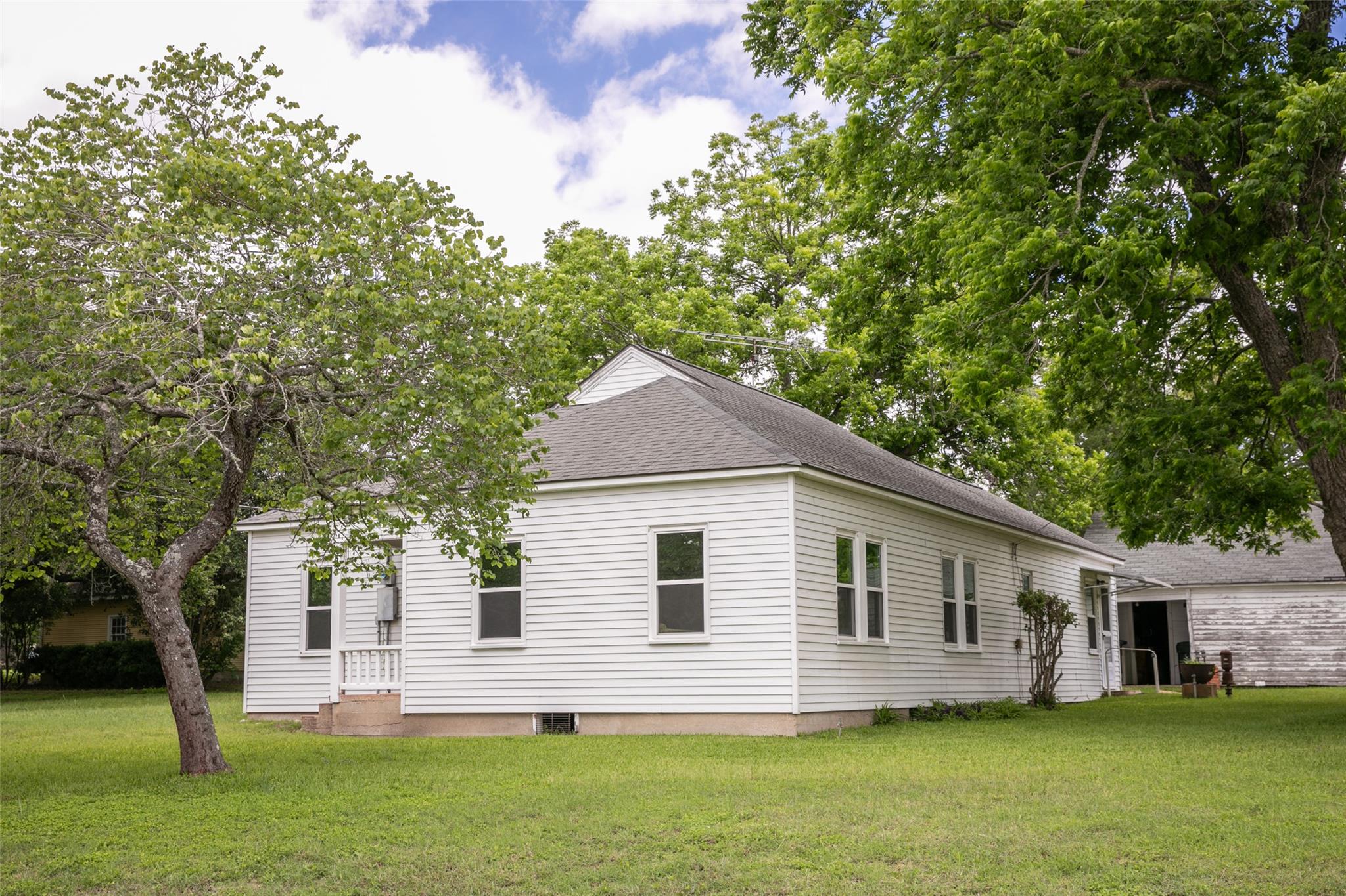 400 N Brazos St, Burton, TX 77835