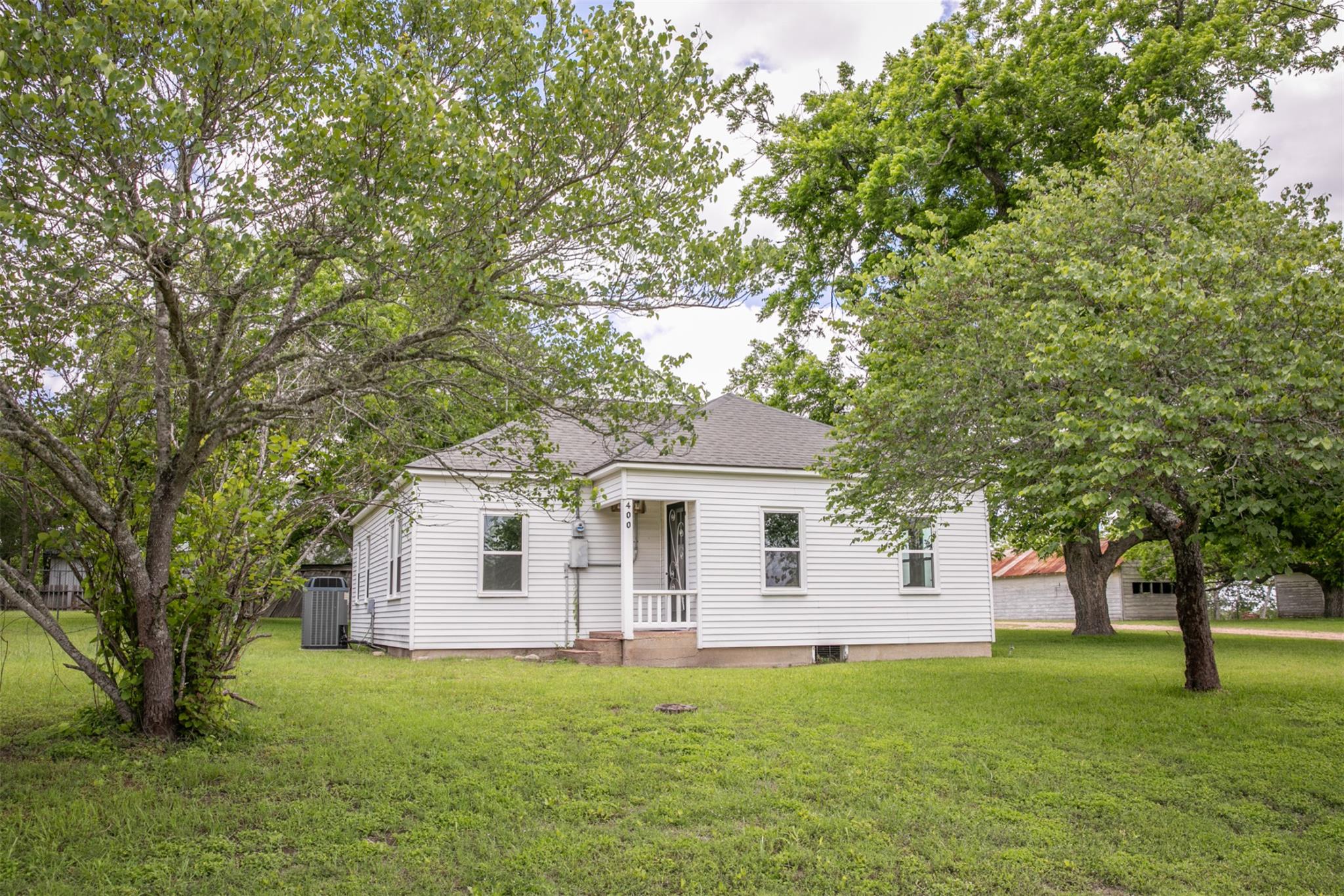 400 N Brazos St, Burton, TX 77835