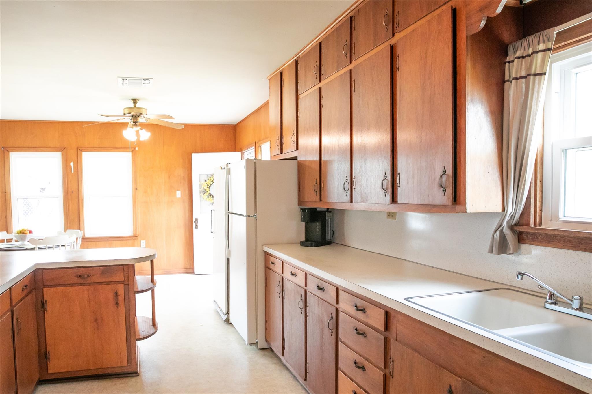 400 N Brazos St, Burton, TX 77835