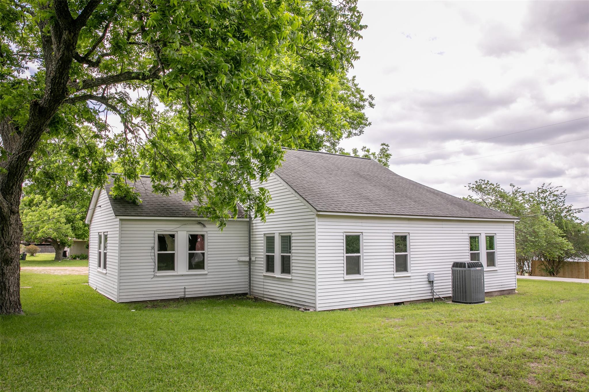 400 N Brazos St, Burton, TX 77835