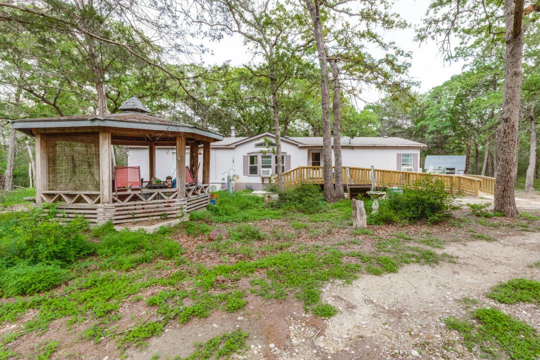 319 Green Oaks Dr, Bastrop, TX 78602