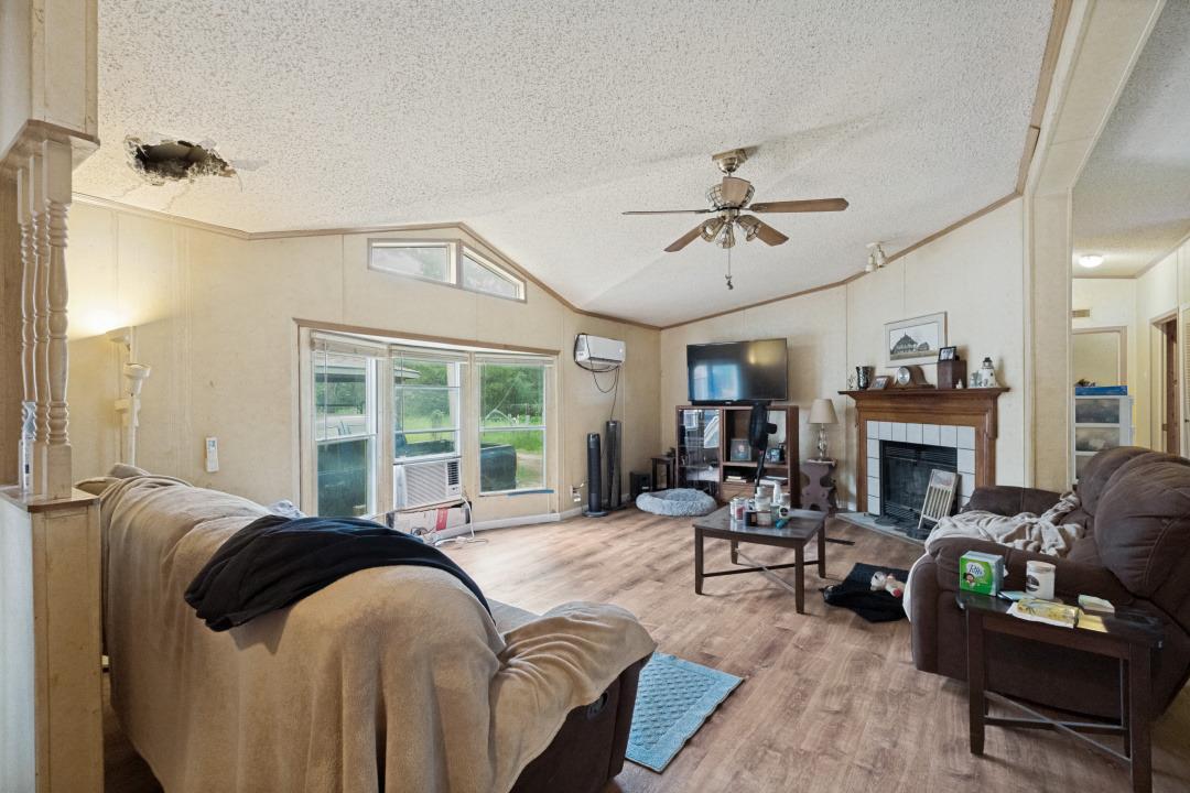 319 Green Oaks Dr, Bastrop, TX 78602