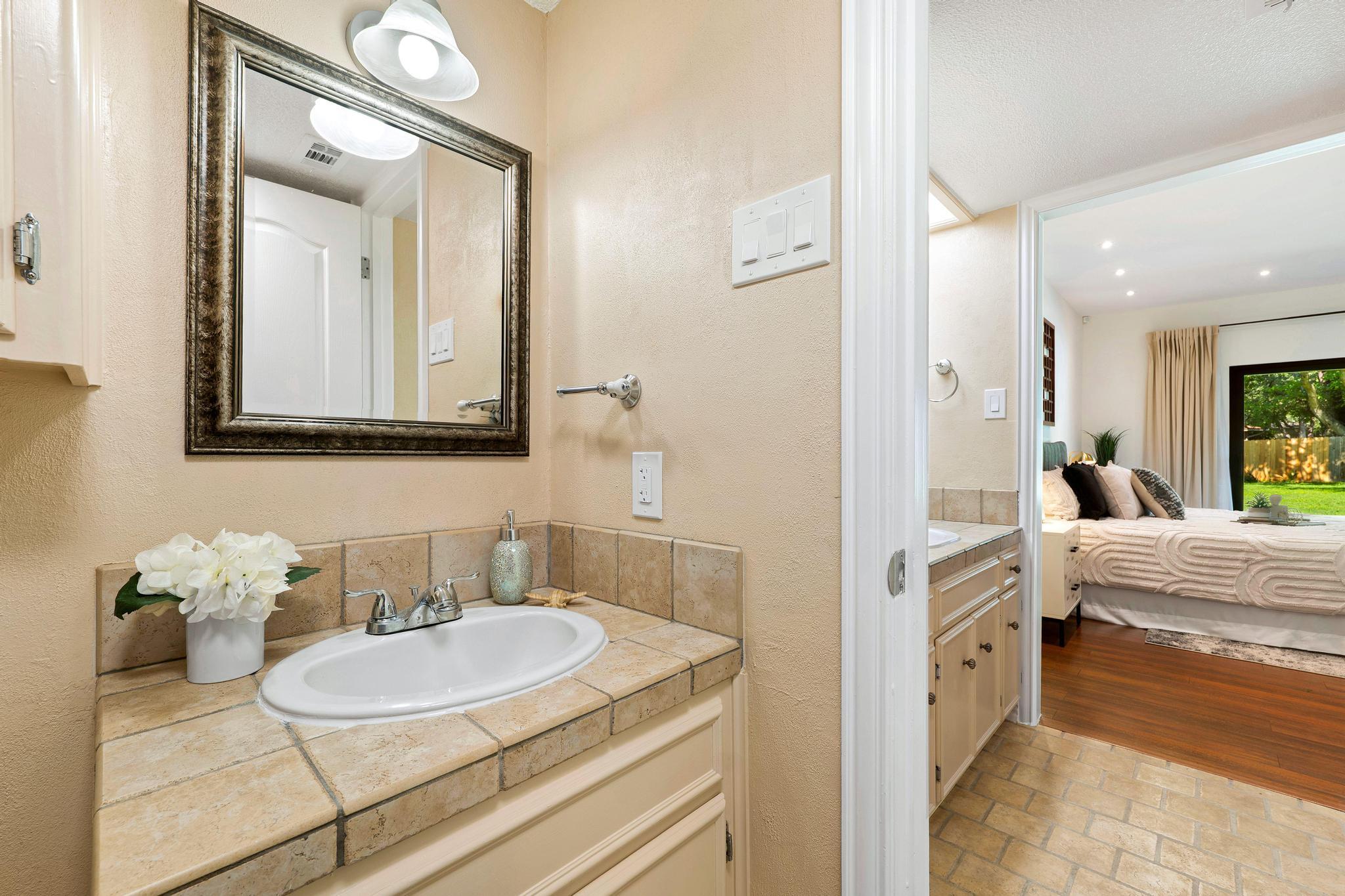 9105 Balcones Club Dr, Austin, TX 78750