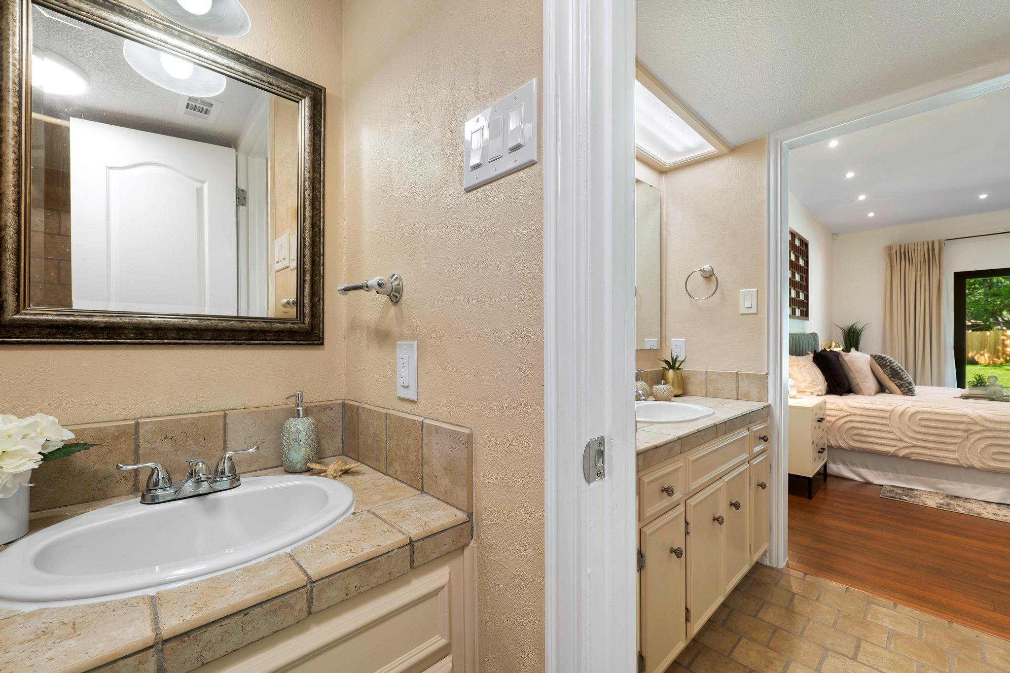 9105 Balcones Club Dr, Austin, TX 78750