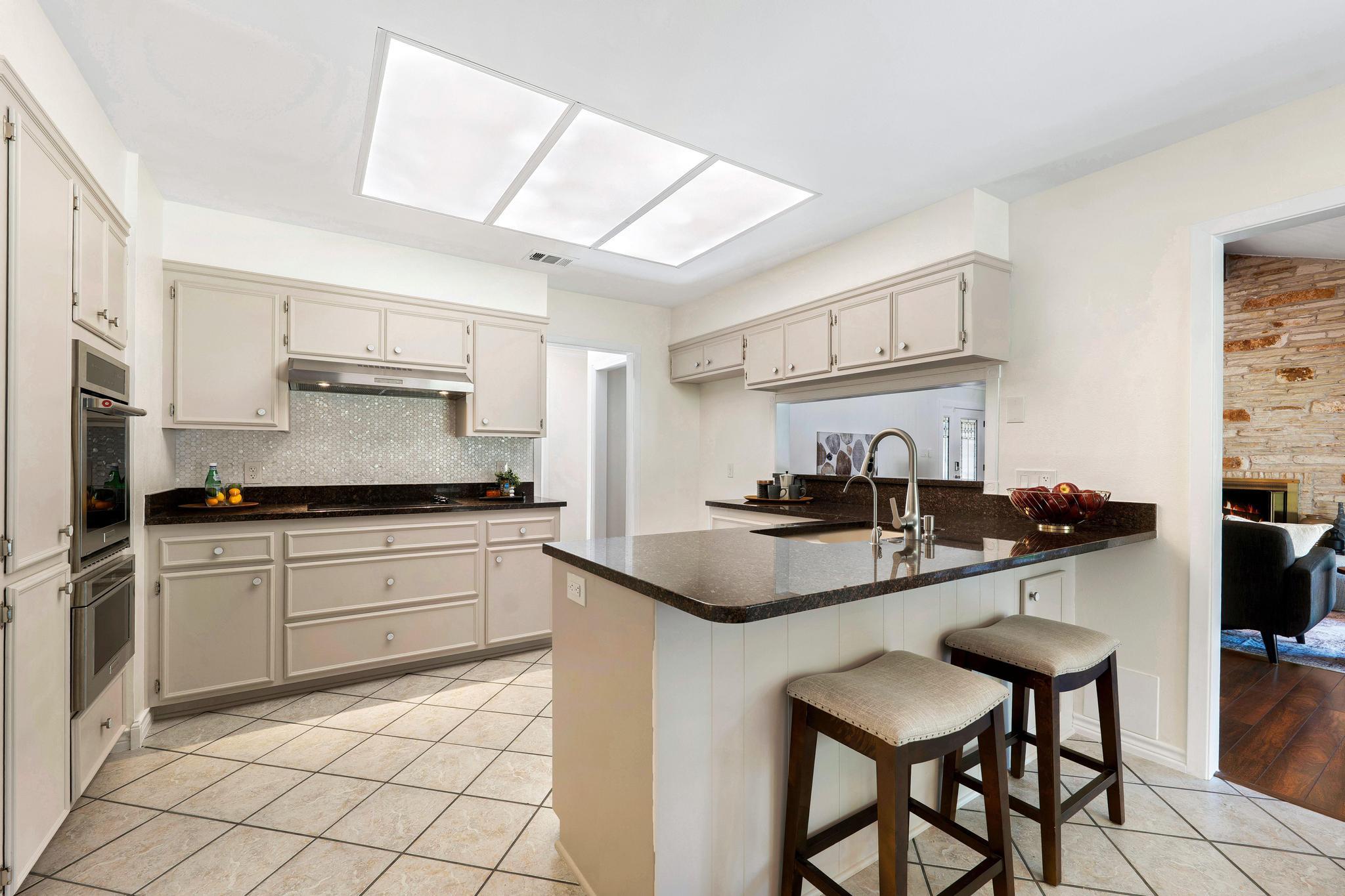 9105 Balcones Club Dr, Austin, TX 78750