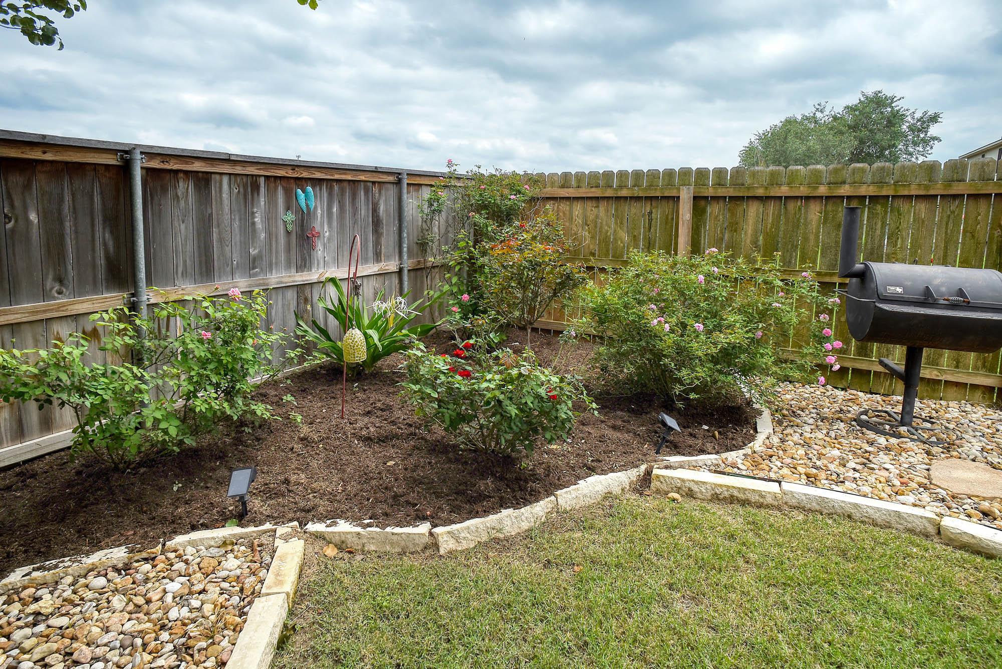 104 Trapper Trl, Bastrop, TX 78602