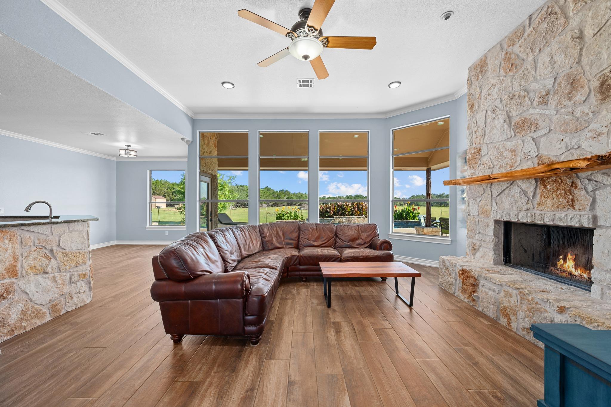 140 N Encino Xing, Liberty Hill, TX 78642