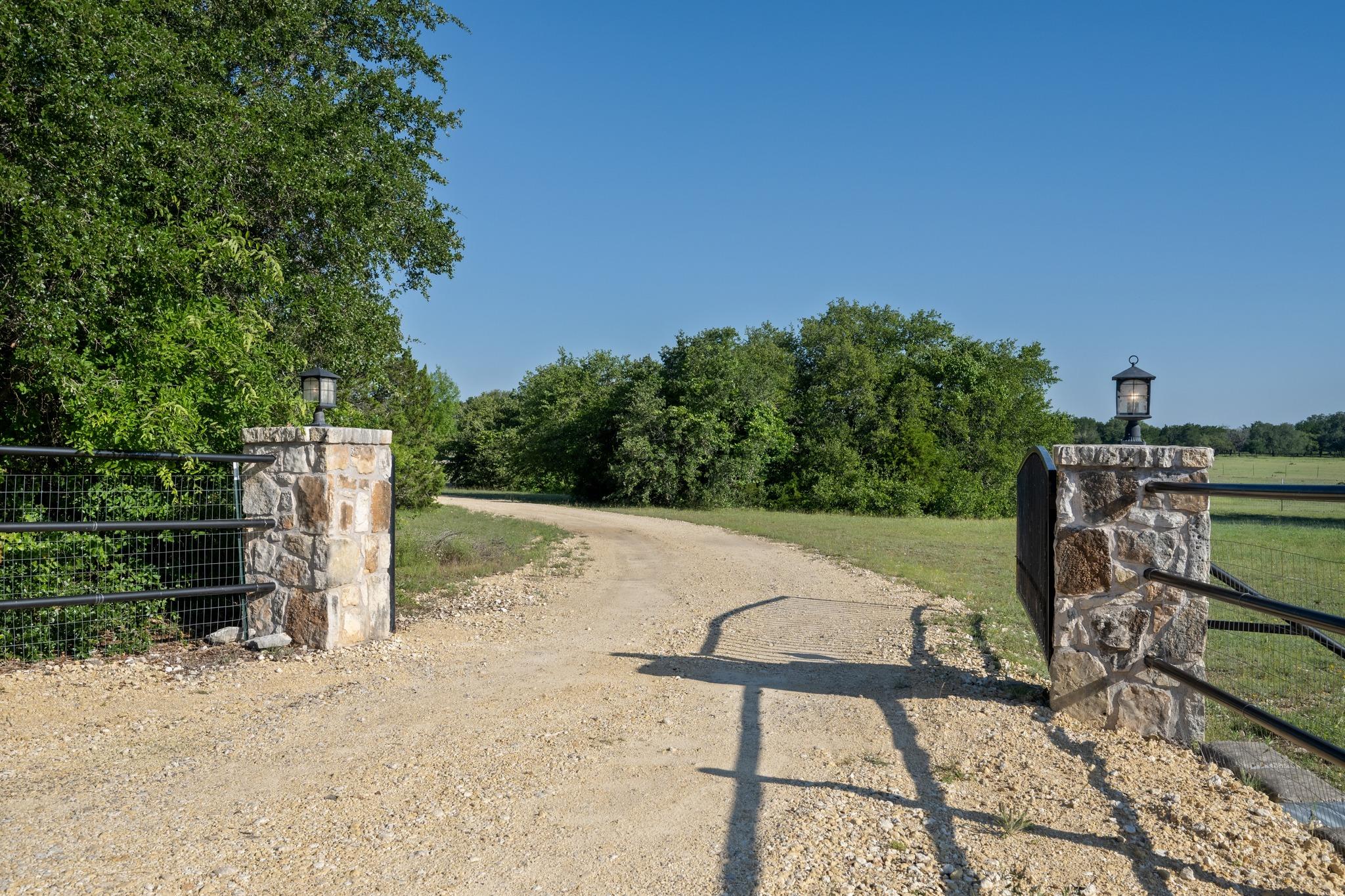 140 N Encino Xing, Liberty Hill, TX 78642