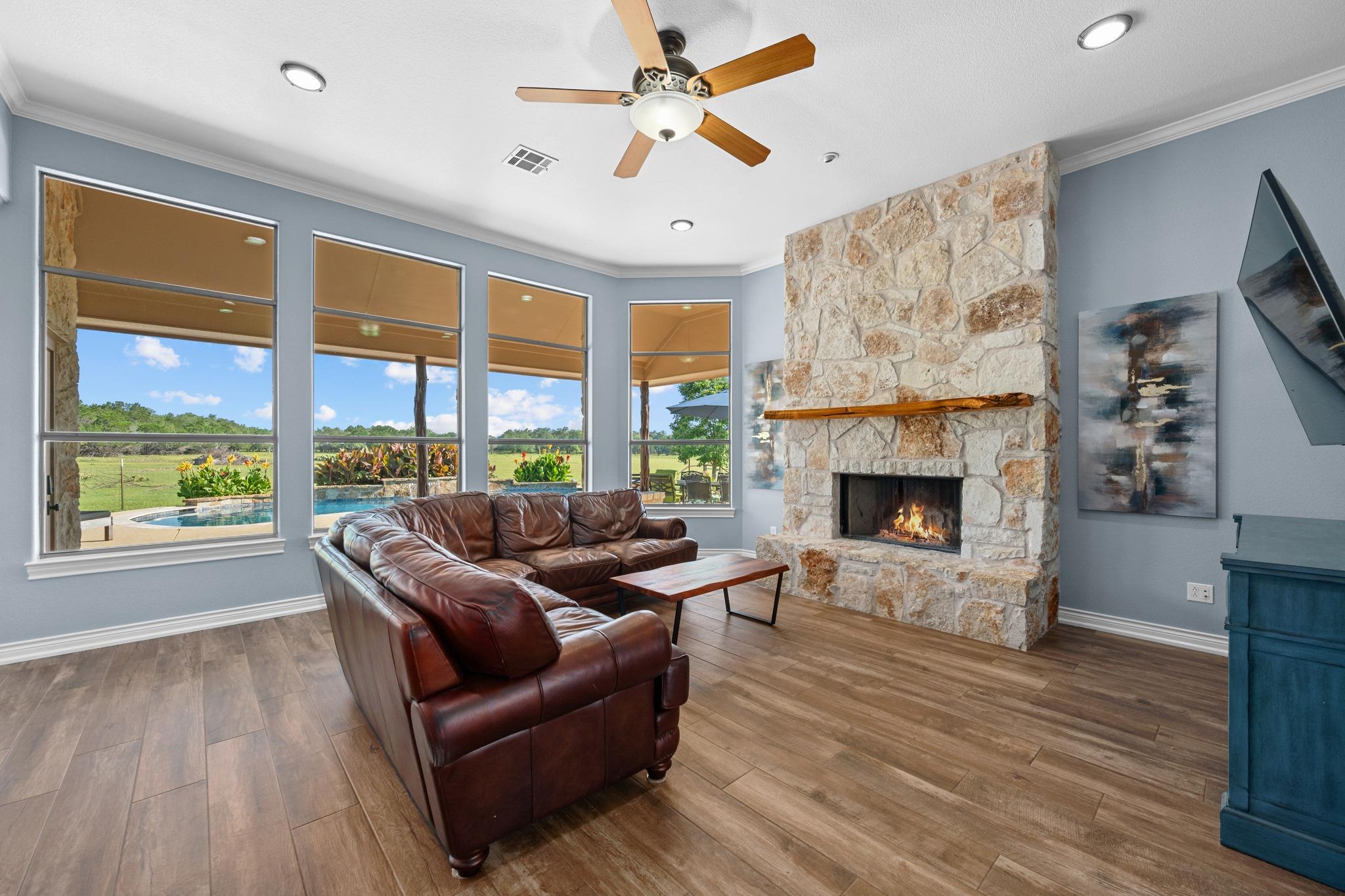 140 N Encino Xing, Liberty Hill, TX 78642