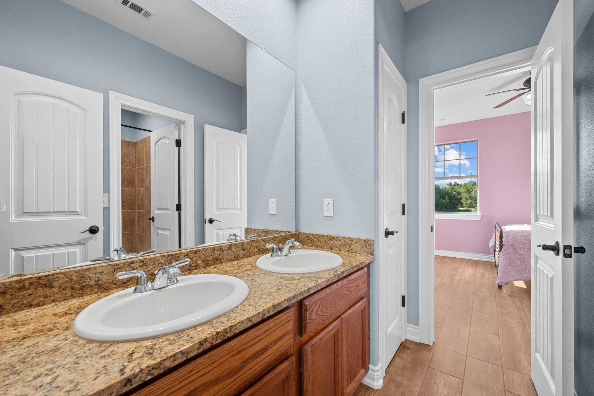 140 N Encino Xing, Liberty Hill, TX 78642