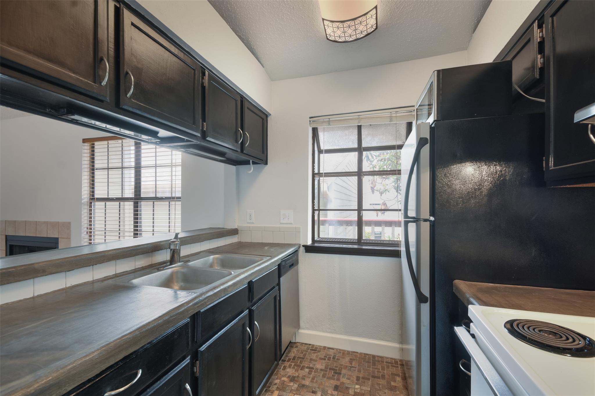 2215 POST Rd # 2024, Austin, TX 78704