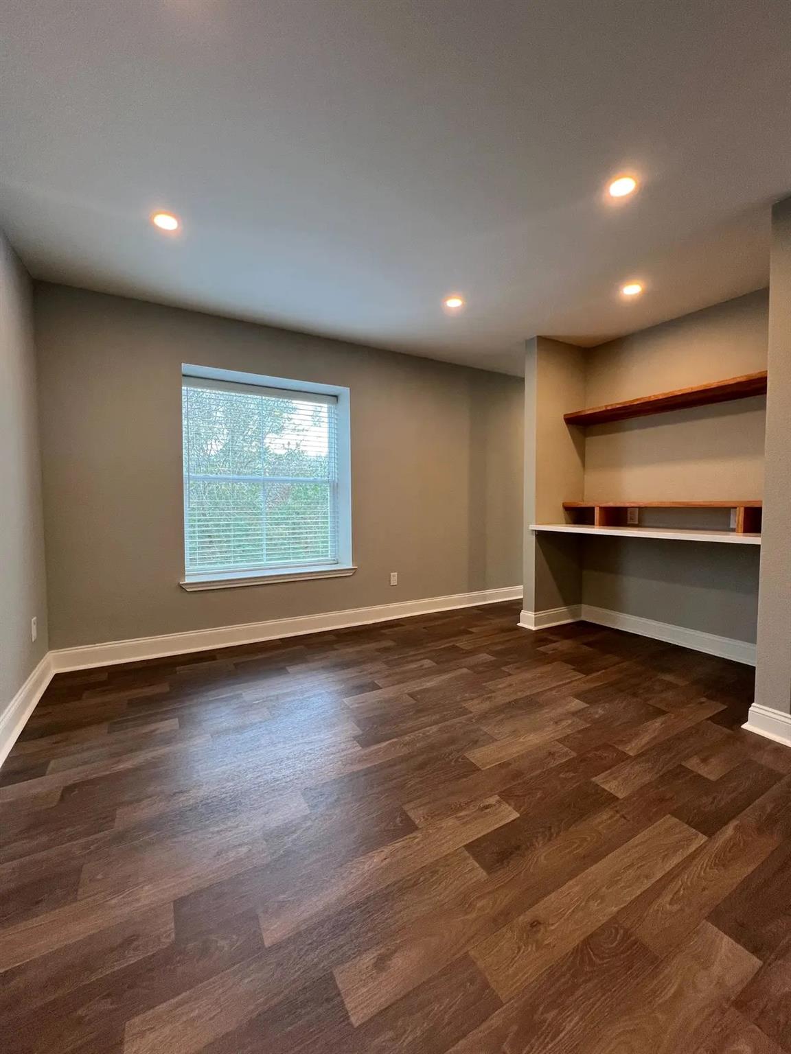 8003 Woodway Dr # 111, Houston, TX 77063
