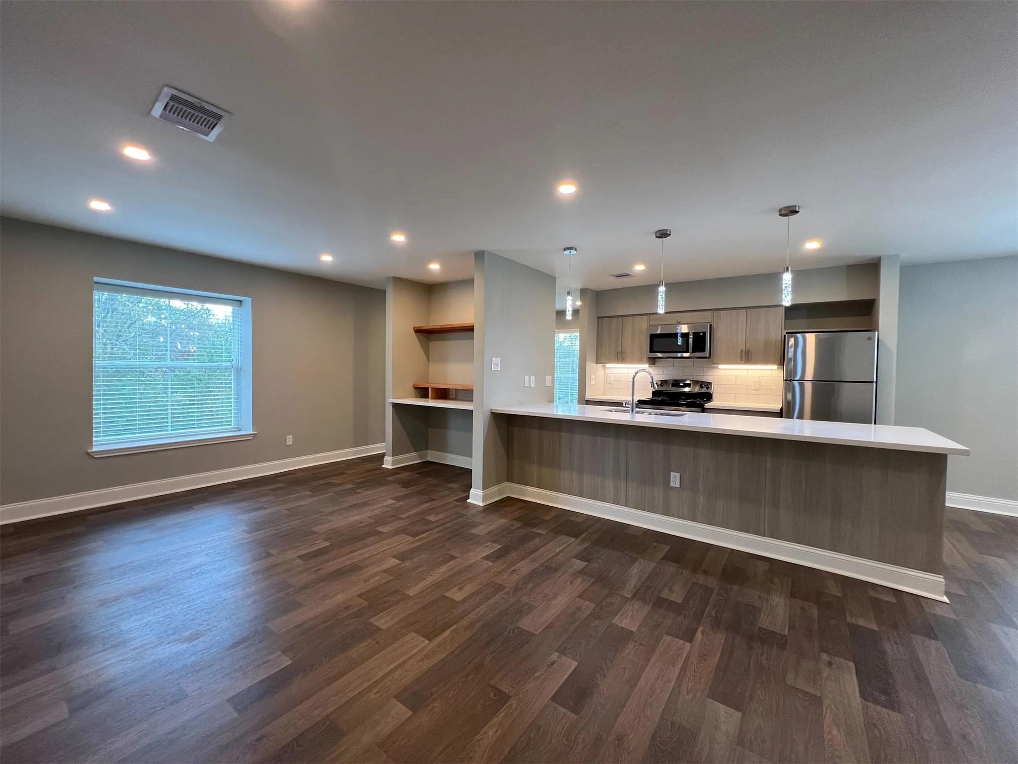 8003 Woodway Dr # 111, Houston, TX 77063