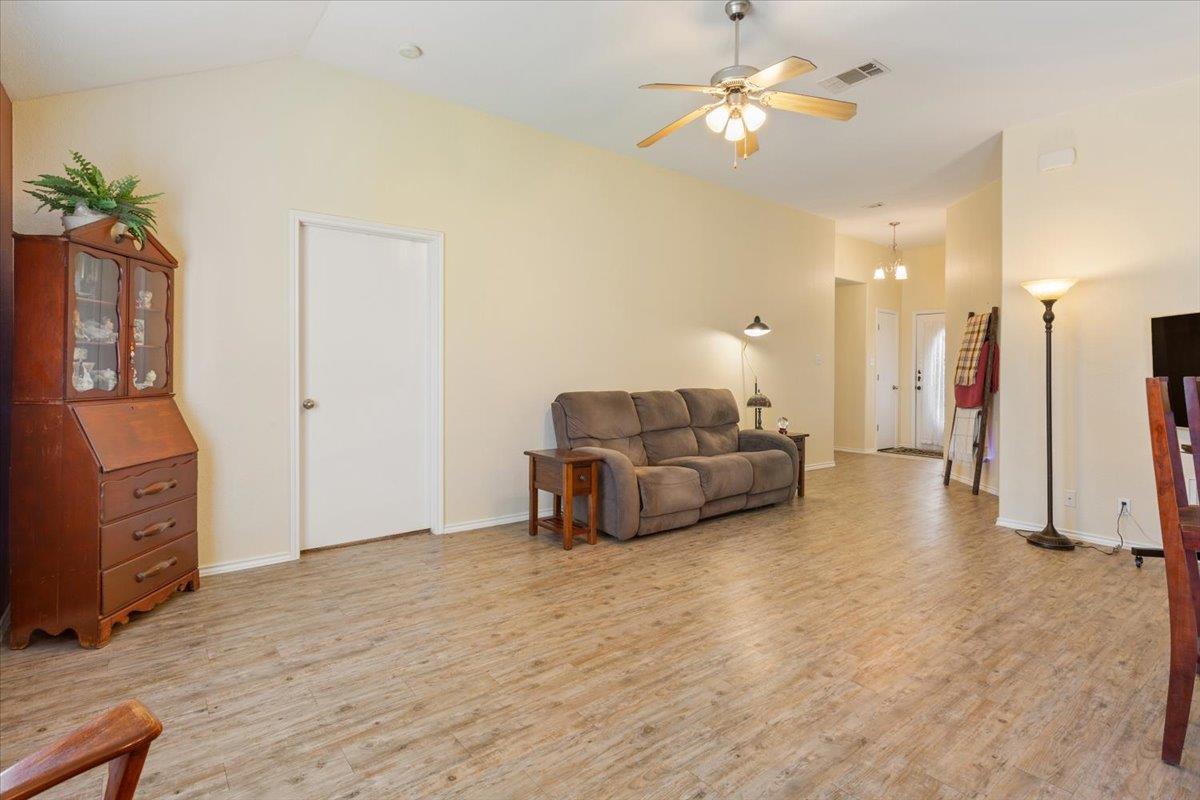 237 Moonstone Dr, Jarrell, TX 76537