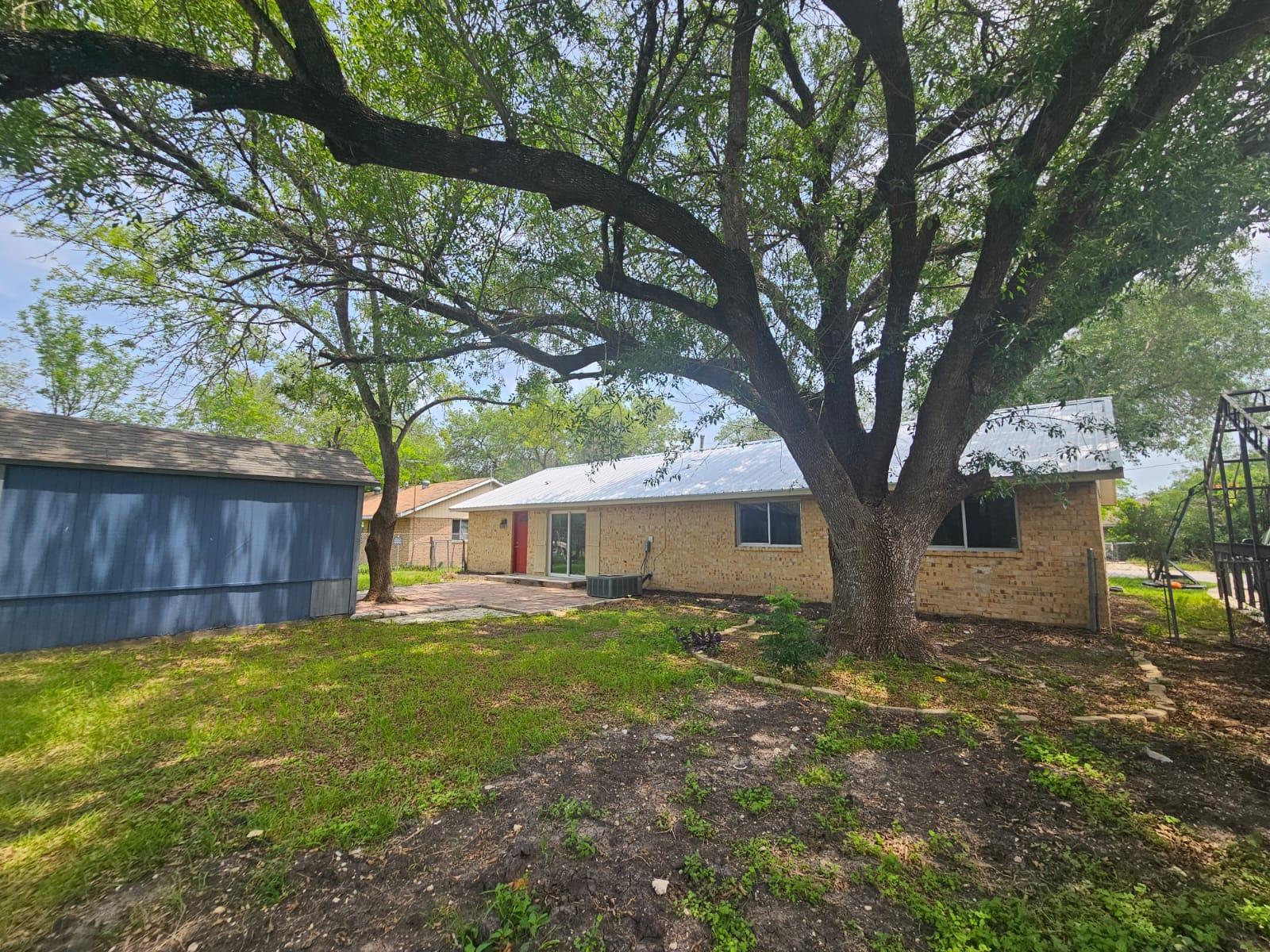 1401 Trinity St, Lockhart, TX 78644
