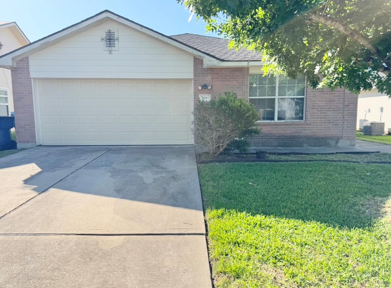 109 Gillespie Ln, Elgin, TX 78621