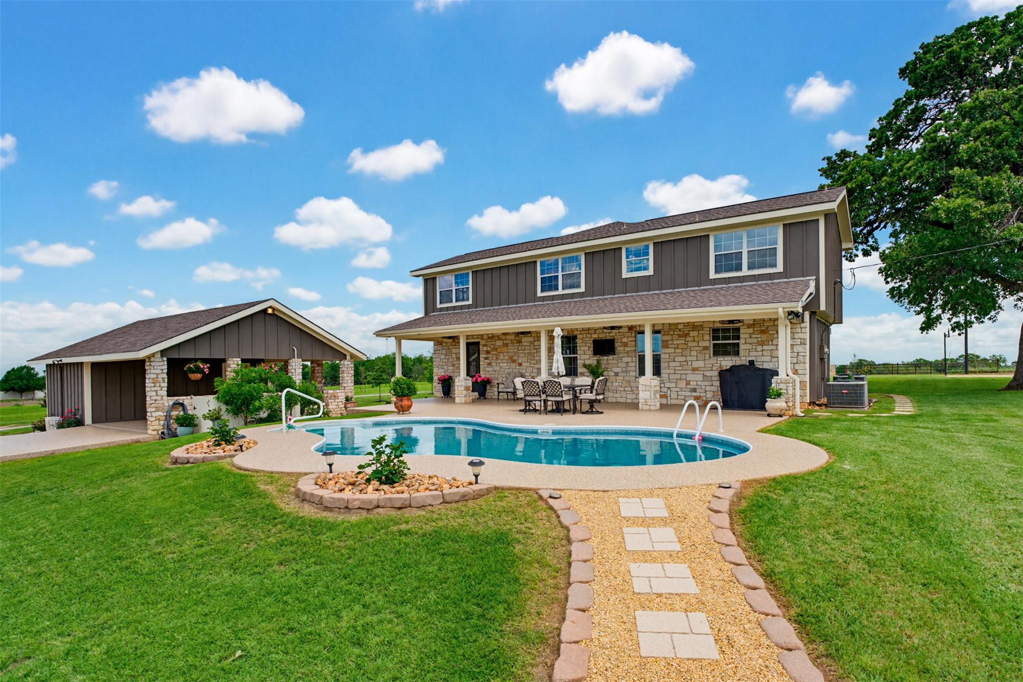 489 Boyd Ln, Rockdale, TX 76567