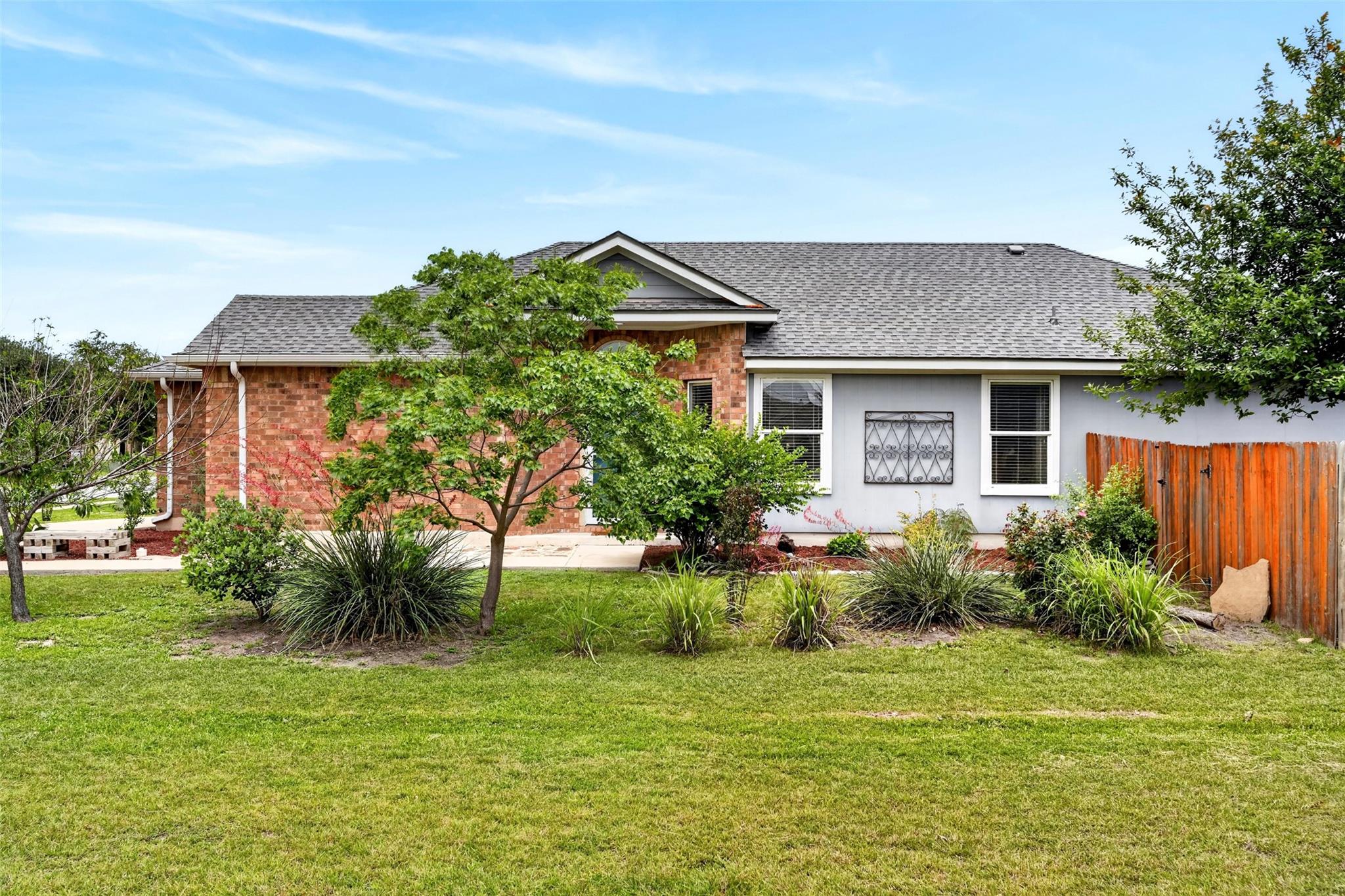 300 Wimberley St, Hutto, TX 78634
