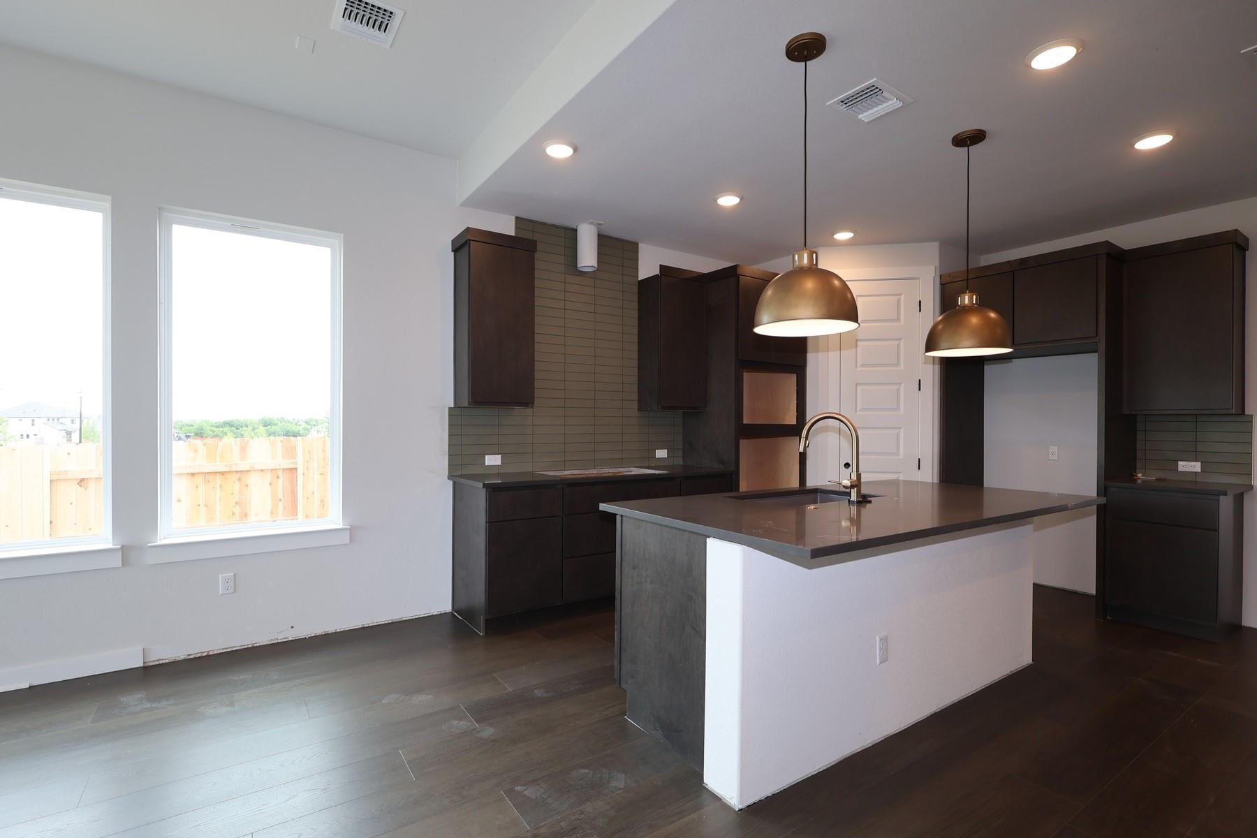 537 Bloomington Loop, Hutto, TX 78634