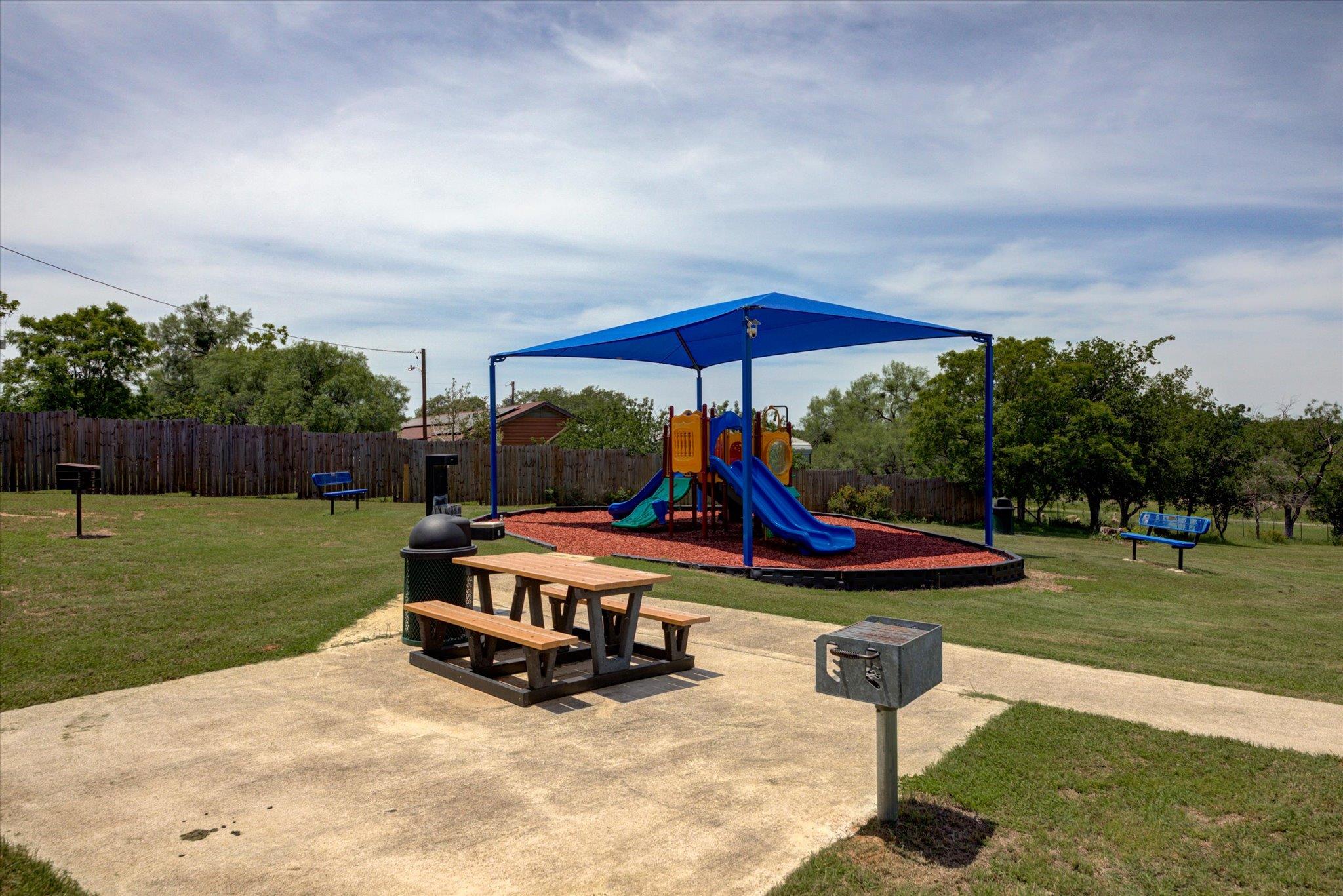 855 Aspen Ln, Cottonwood Shores, TX 78657