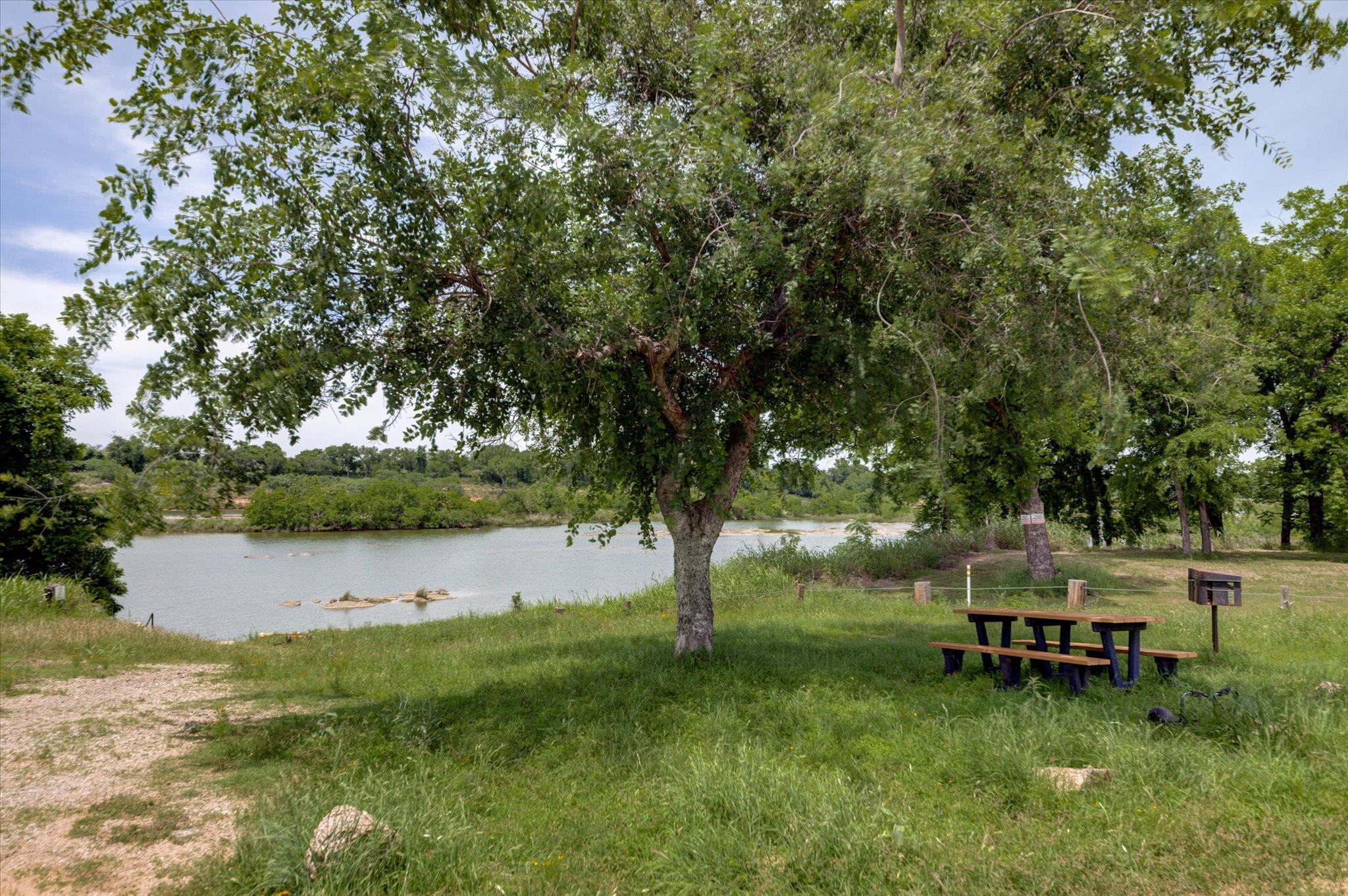 855 Aspen Ln, Cottonwood Shores, TX 78657