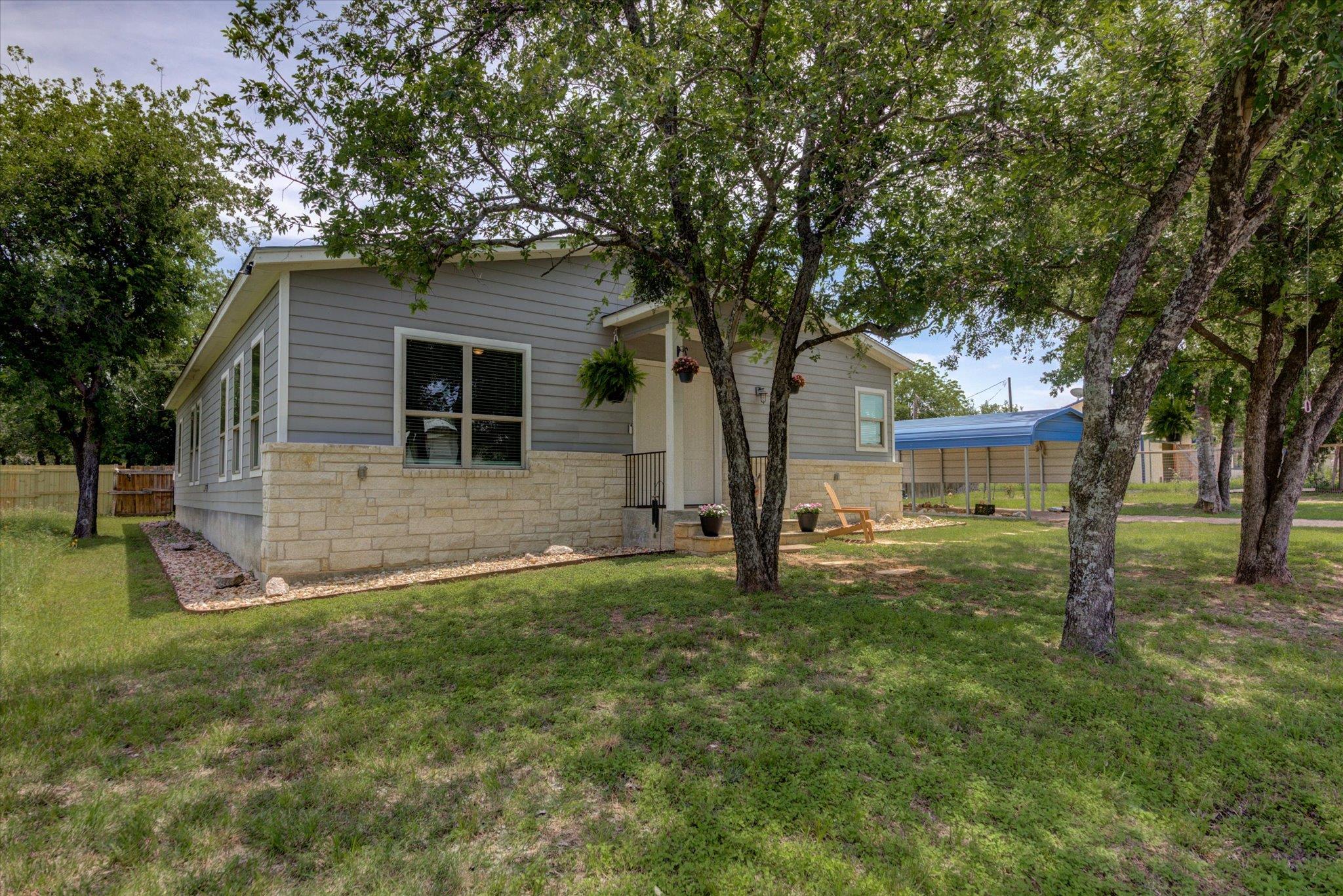 855 Aspen Ln, Cottonwood Shores, TX 78657