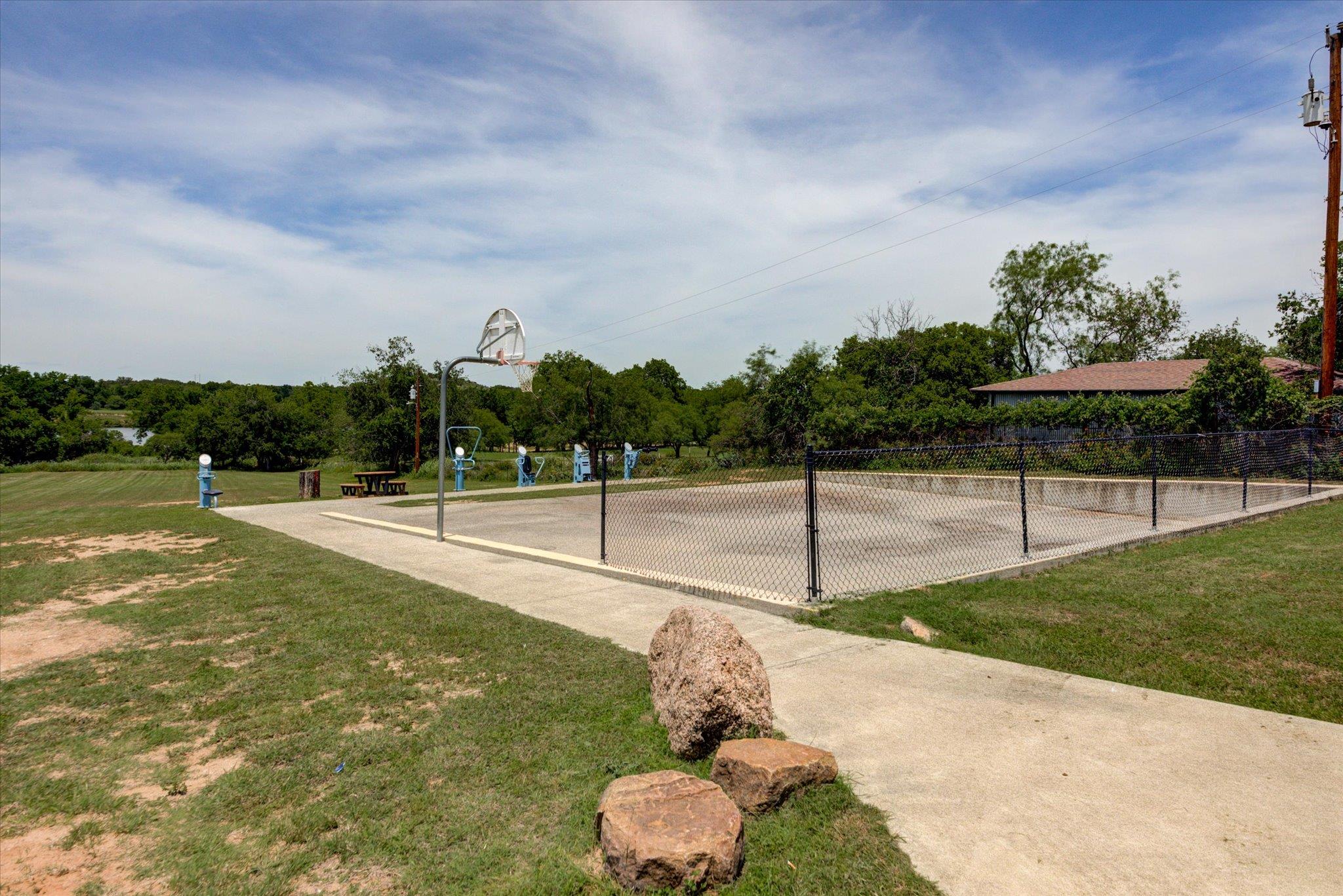 855 Aspen Ln, Cottonwood Shores, TX 78657