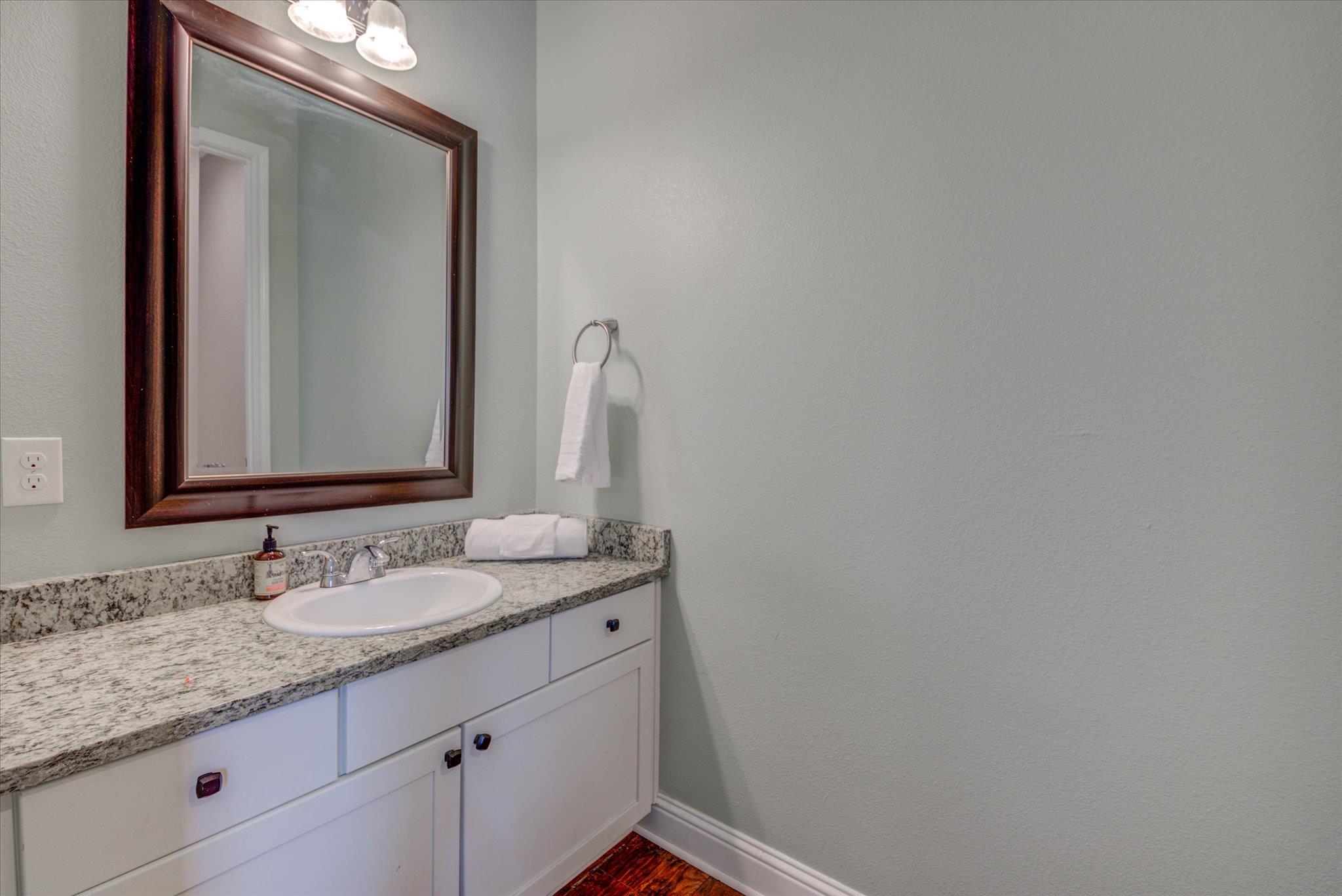 855 Aspen Ln, Cottonwood Shores, TX 78657