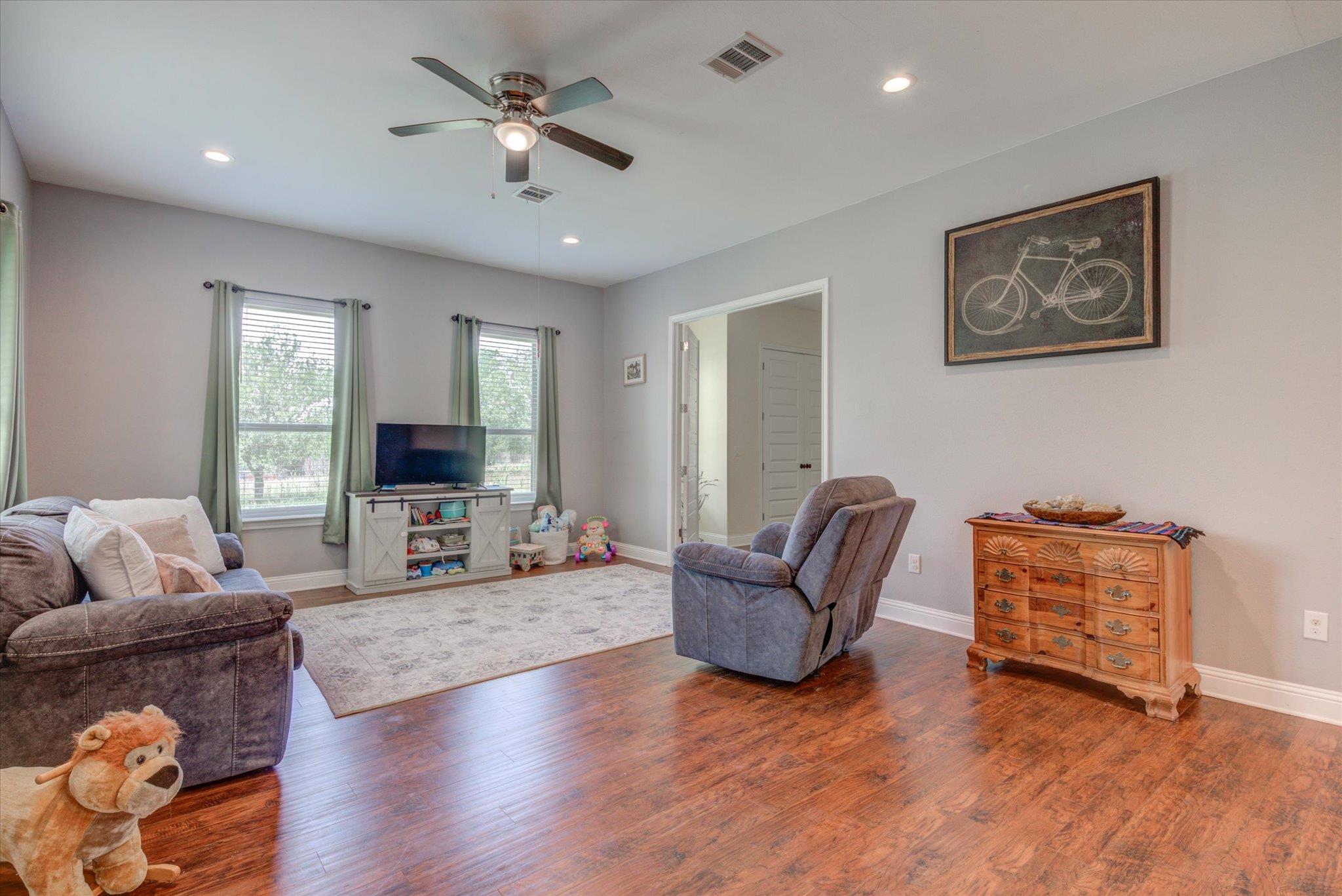 855 Aspen Ln, Cottonwood Shores, TX 78657