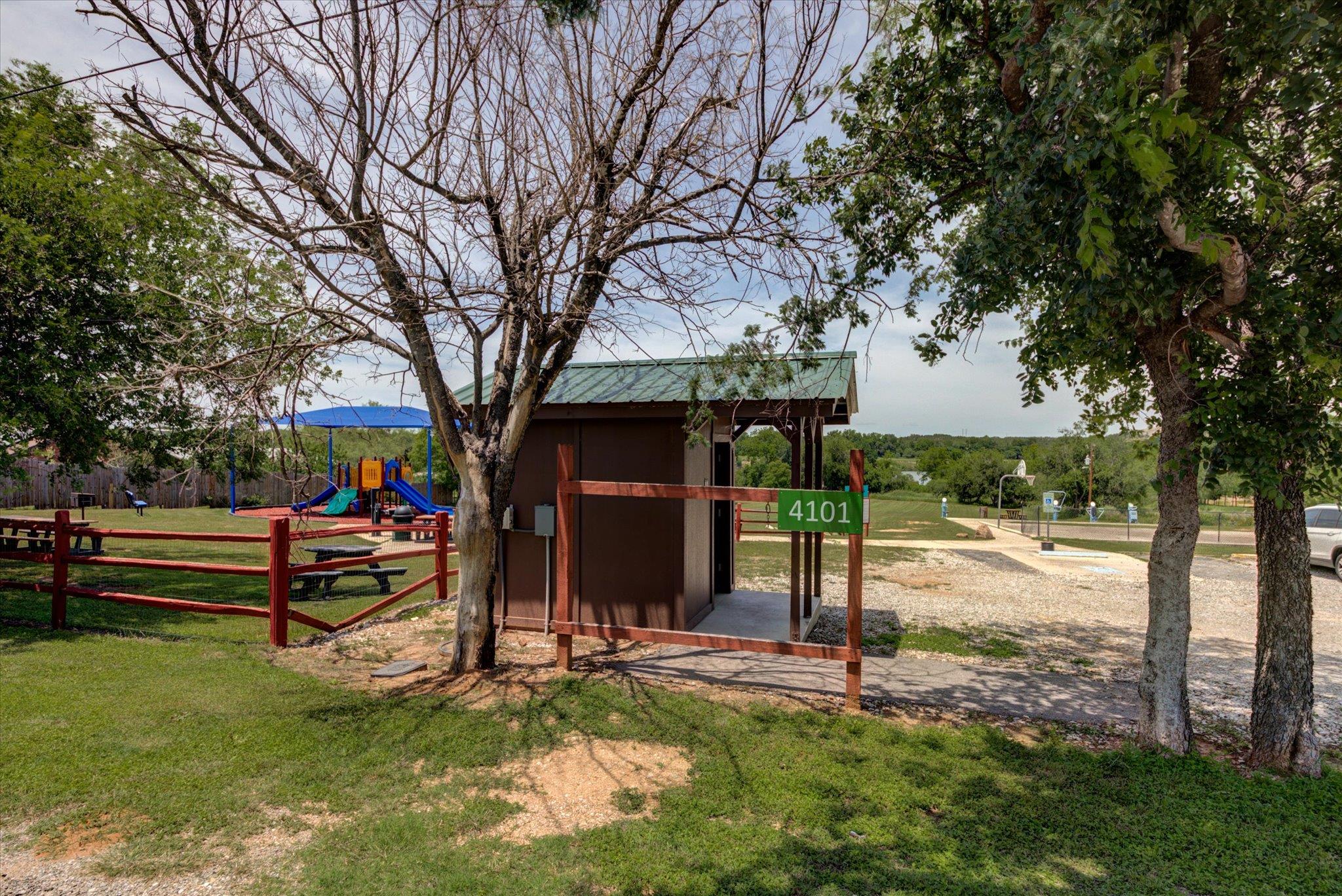 855 Aspen Ln, Cottonwood Shores, TX 78657